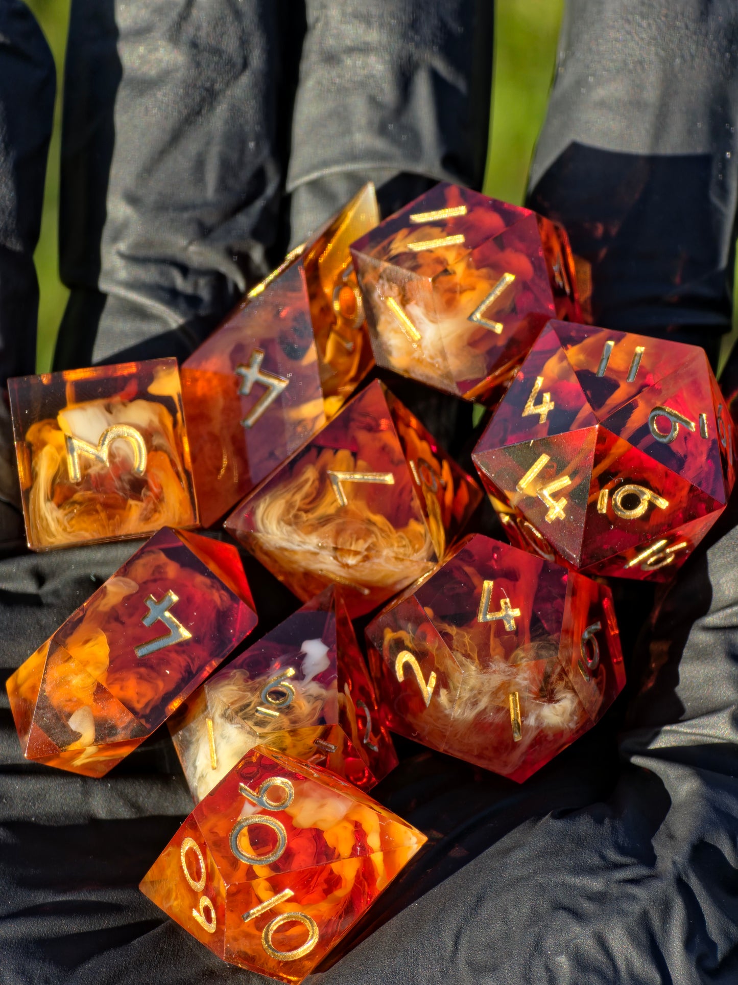 Caramel Ember Nebula – Polyedrisches Würfelset | Amber-Karamell Cloud Effekt | Handmade Resin DnD Dice Set mit goldenen Zahlen | TTRPG Würfel
