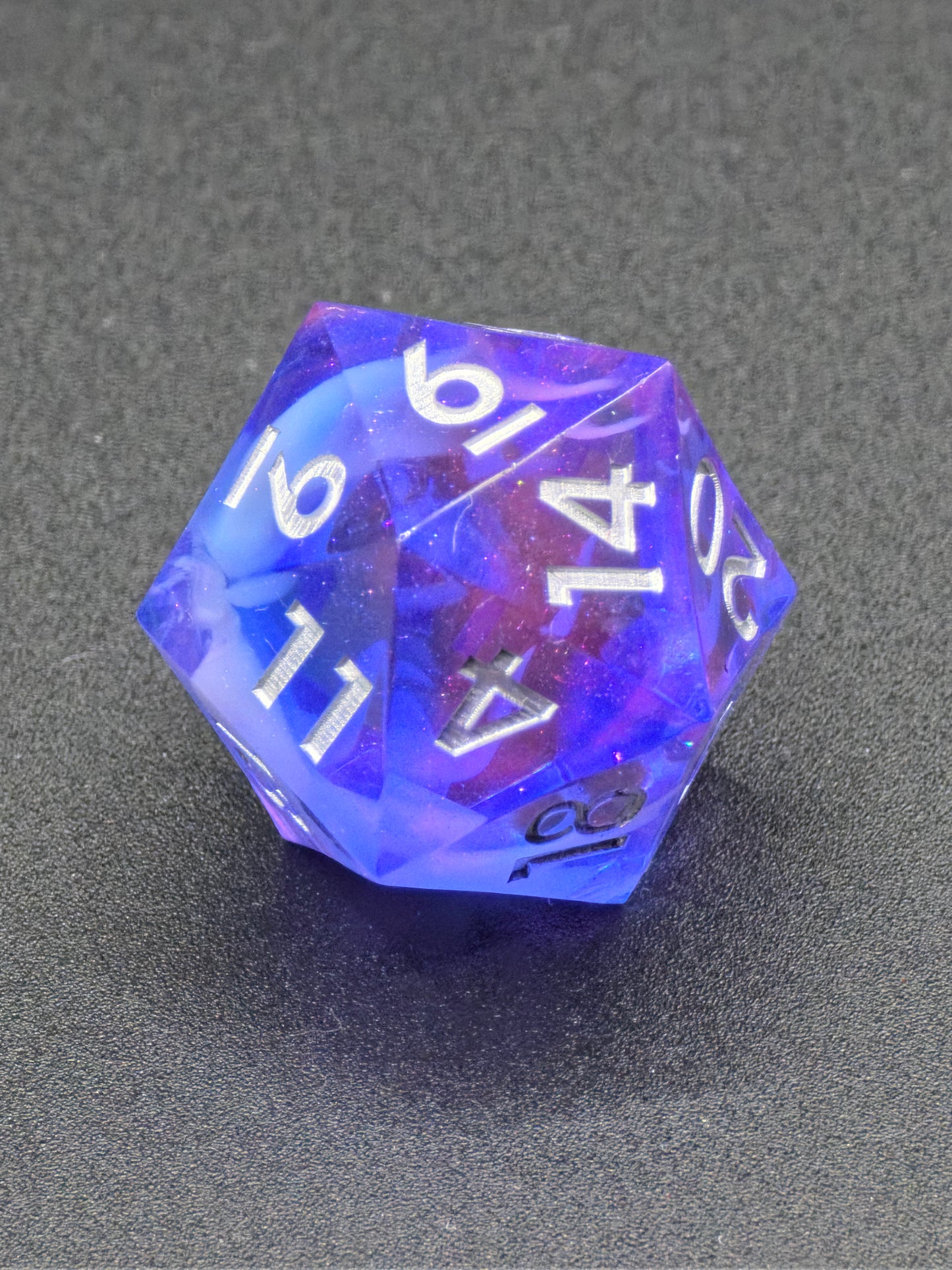 Einzelner Polyedrischer D20 – Cloud Effekt Pink Blau Transparent | Handgemachter Resinwürfel Standardgröße | DnD Dice Pen and Paper TTRPG Fantasy Würfel