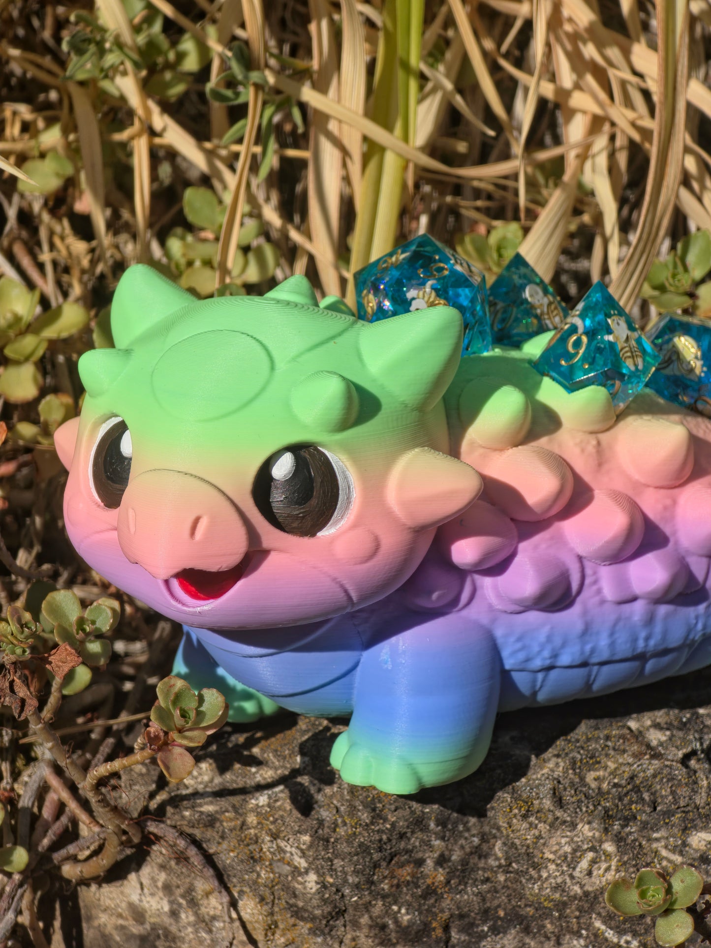 Buba Cotton Candy Dreams Dice Holder – Süßer Ankylosaurus Würfelhalter für 7 Dice | 3D-gedruckter DnD Dice Organizer mit Gem D4 Slot (ohne Würfel)
