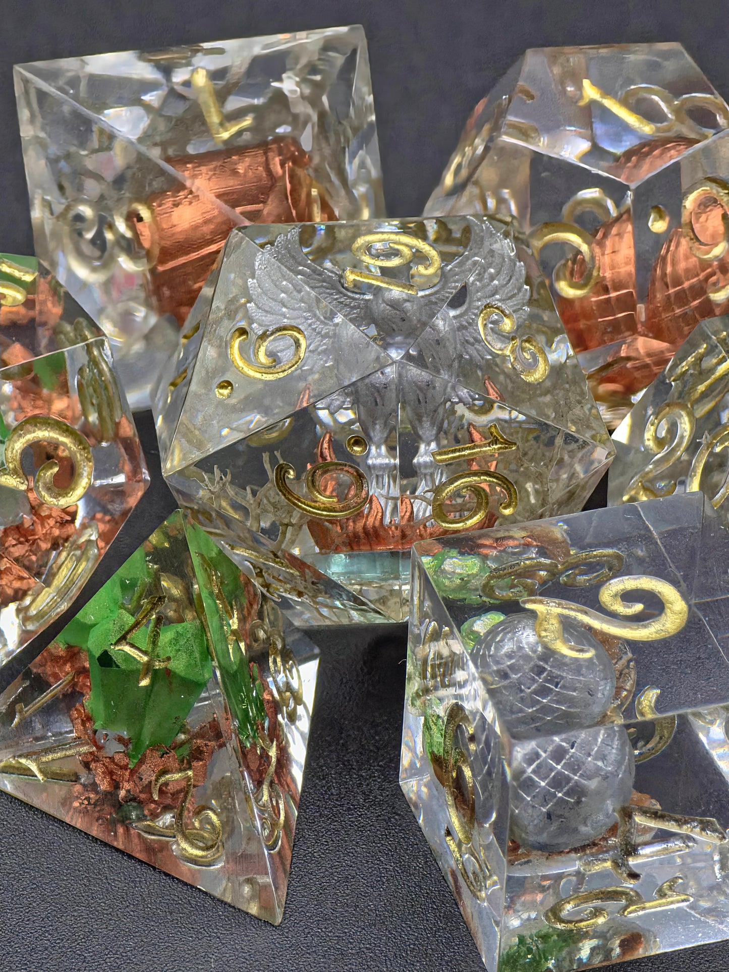 Würfelset „Asche des Ewigen Feuers“ – Handgemachtes Resin Dice Set mit Silbernem Phönix, Eiern & Kristallen | DnD TTRPG Würfel