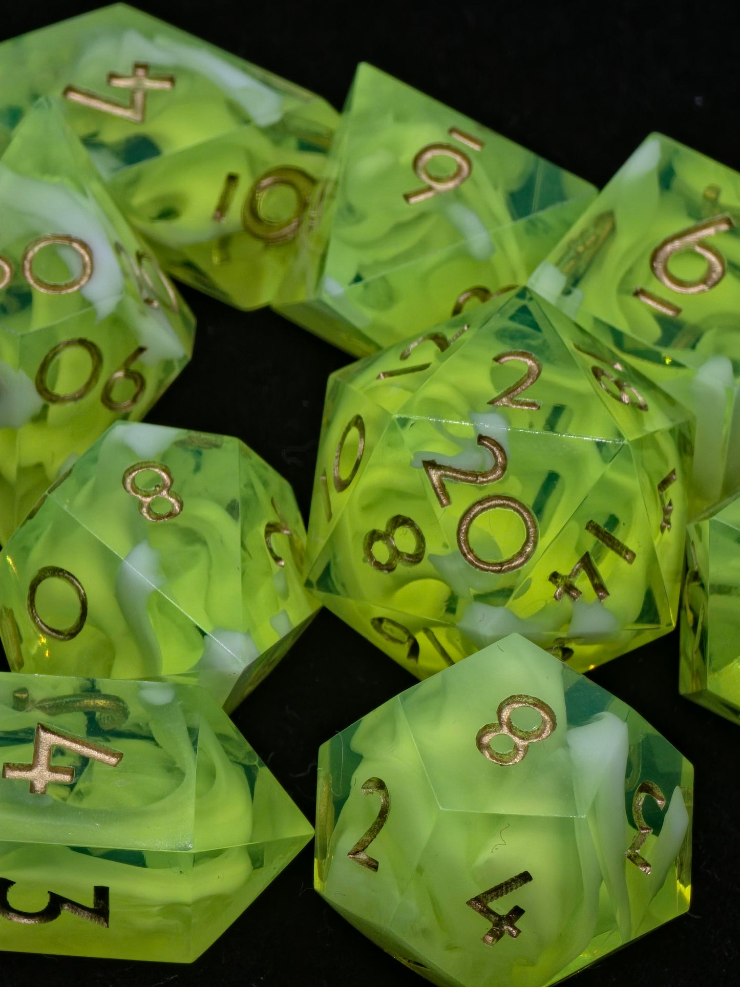 Polyedrisches Würfelset „Alchemist Cloud Nebula“ – Handgemachte Resinwürfel mit Cloud-Effekt & Goldzahlen | DnD Dice Set TTRPG