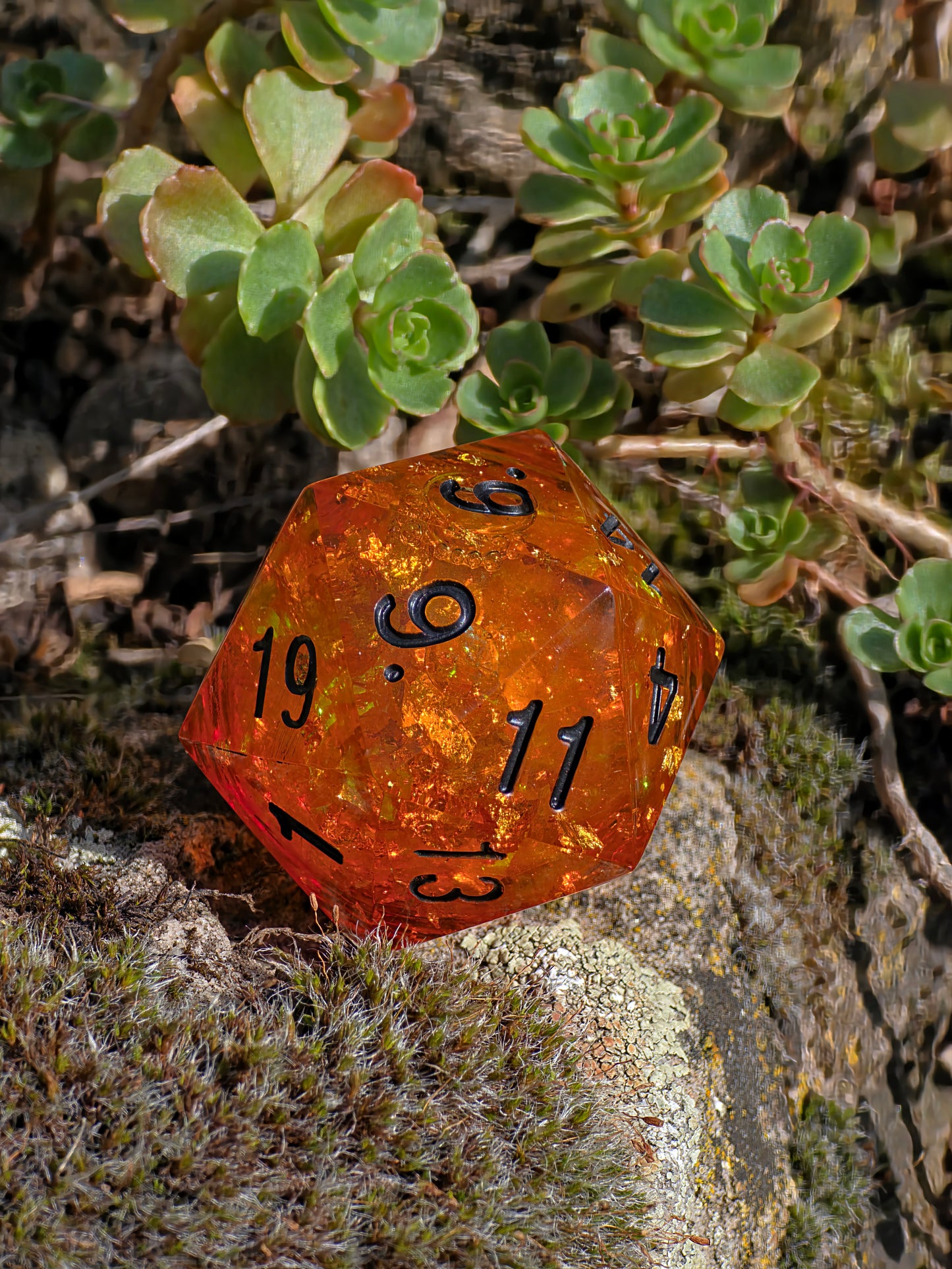 Polyedrischer D20 Würfel 35mm – Liquid Core Bernstein Amber Look – Handgemachter Resin Würfel für DnD, TTRPG & Sammler