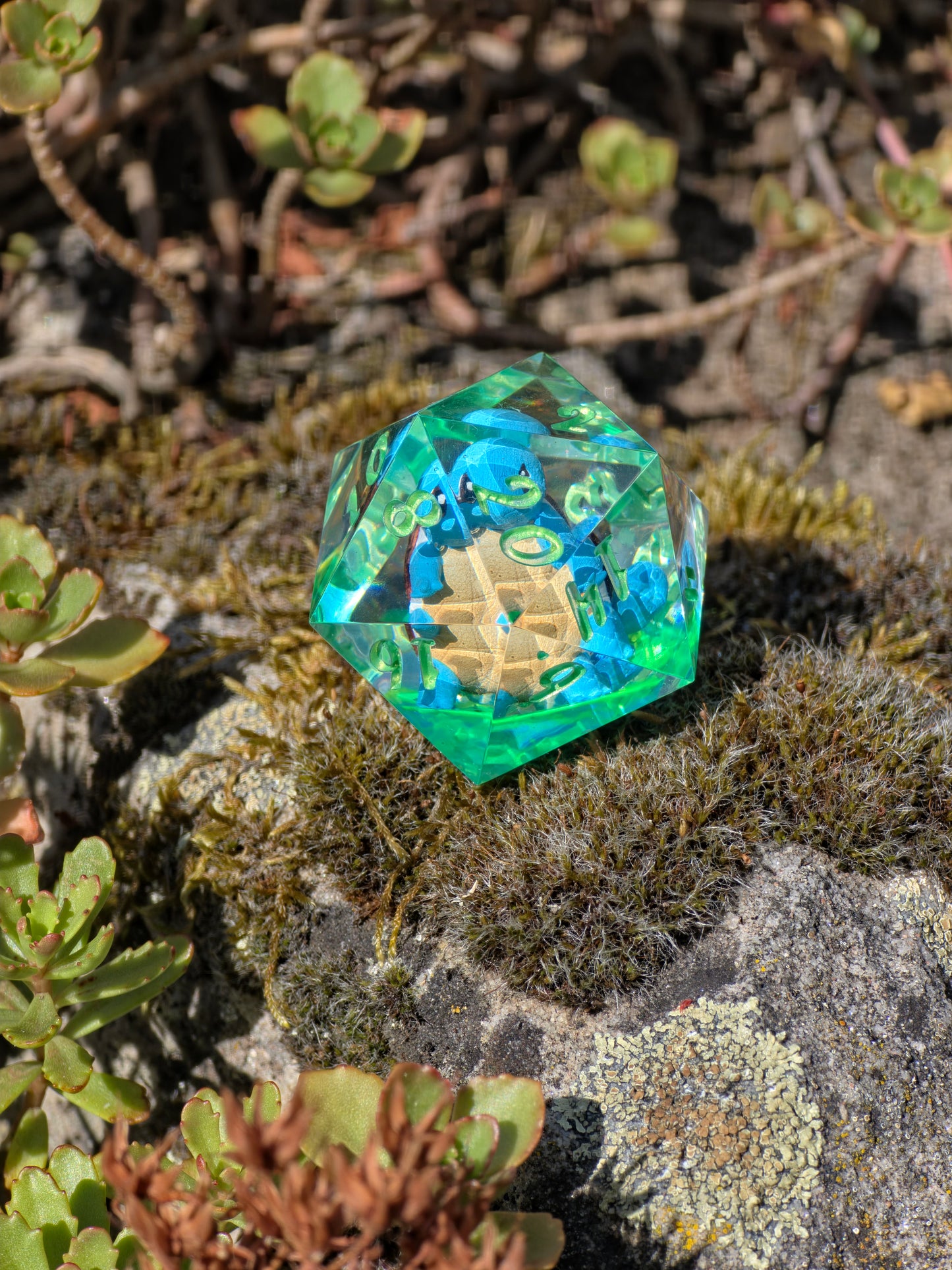 Shiggy – Toxic Lagoon D20 35 mm – Pokémon-inspirierter Resin Würfel in Neon Acid Green | Handgefertigter Chonk DnD Würfel