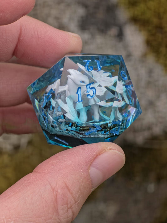 Tagesschatten D20 40mm – Handgemachter Resin Dragon Dice inspiriert von Drachenzähmen leicht gemacht, Fantasy Würfel mit Drache (Sarah)
