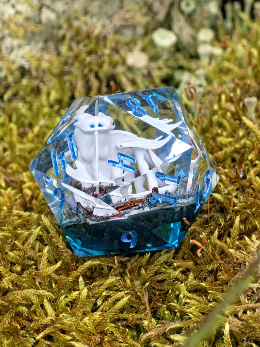Tagesschatten D20 35mm – Handgemachter Resin Dragon Dice inspiriert von Drachenzähmen leicht gemacht, Fantasy Würfel mit Drache