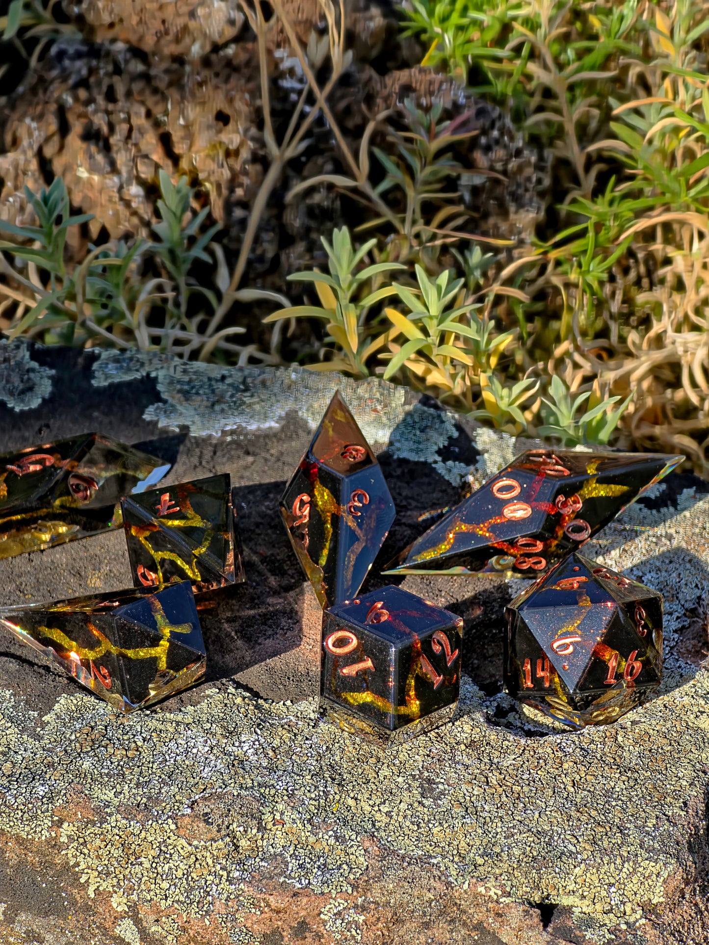 Golden Rift Custom Liquid Core Geode Dice Set – Elongated Sharp Edge Resin Würfel mit Geodenkern, Cracked Effect und schwebendem Liquid Core für DnD (Anne)
