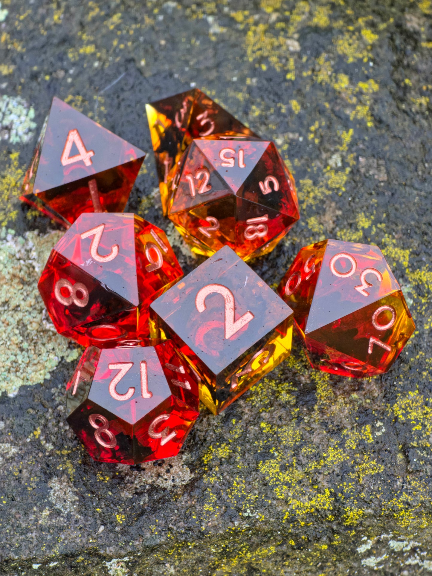 Infernal Amberfall – Handgemachtes DnD Würfelset in Feuerrot & Bernstein | Transparente Resin Dice mit Glut- und Lava-Effekt | TTRPG Würfelset