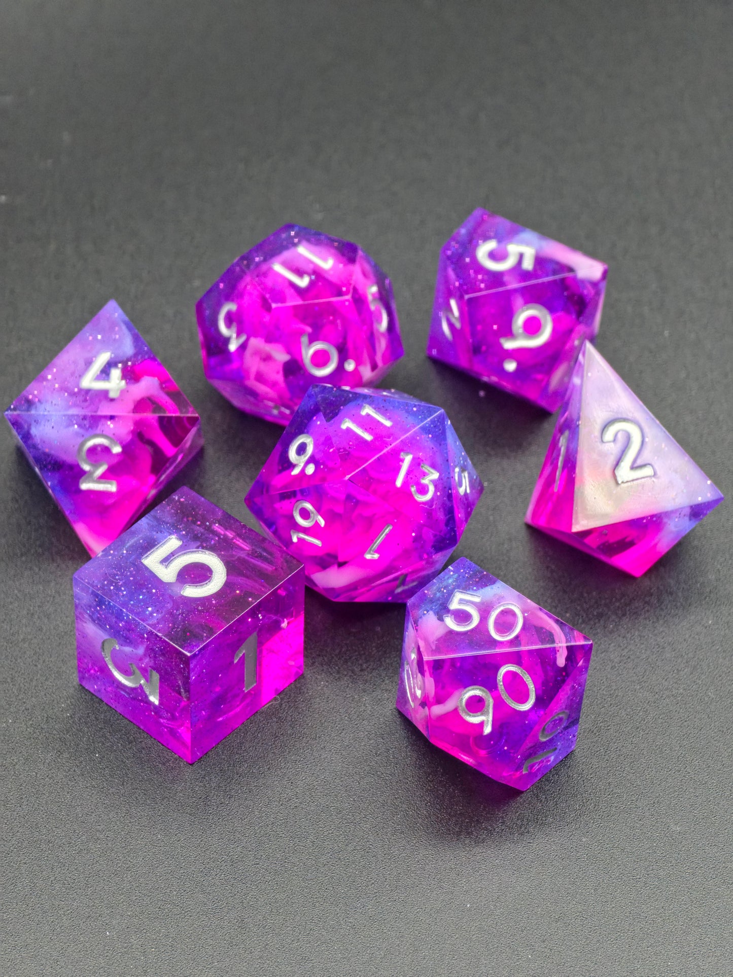 Astral Bloom Nebula – Polyedrisches Würfelset | Pink-Violett Galaxy & Cloud Effekt | Handmade Resin DnD Dice Set mit silbernen Zahlen | TTRPG Würfel