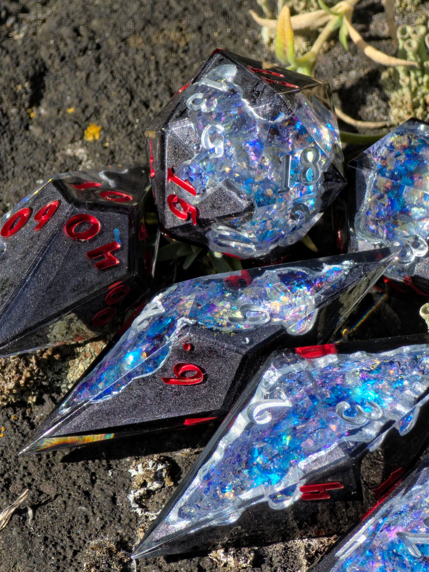 Geode Style Elongated Dice Set – Handgemachte Sharp Edge Würfel mit Opal-Kristallen, Rot-Silber Zahlen, Fantasy DnD Resin Dice (Eléras of Argent)