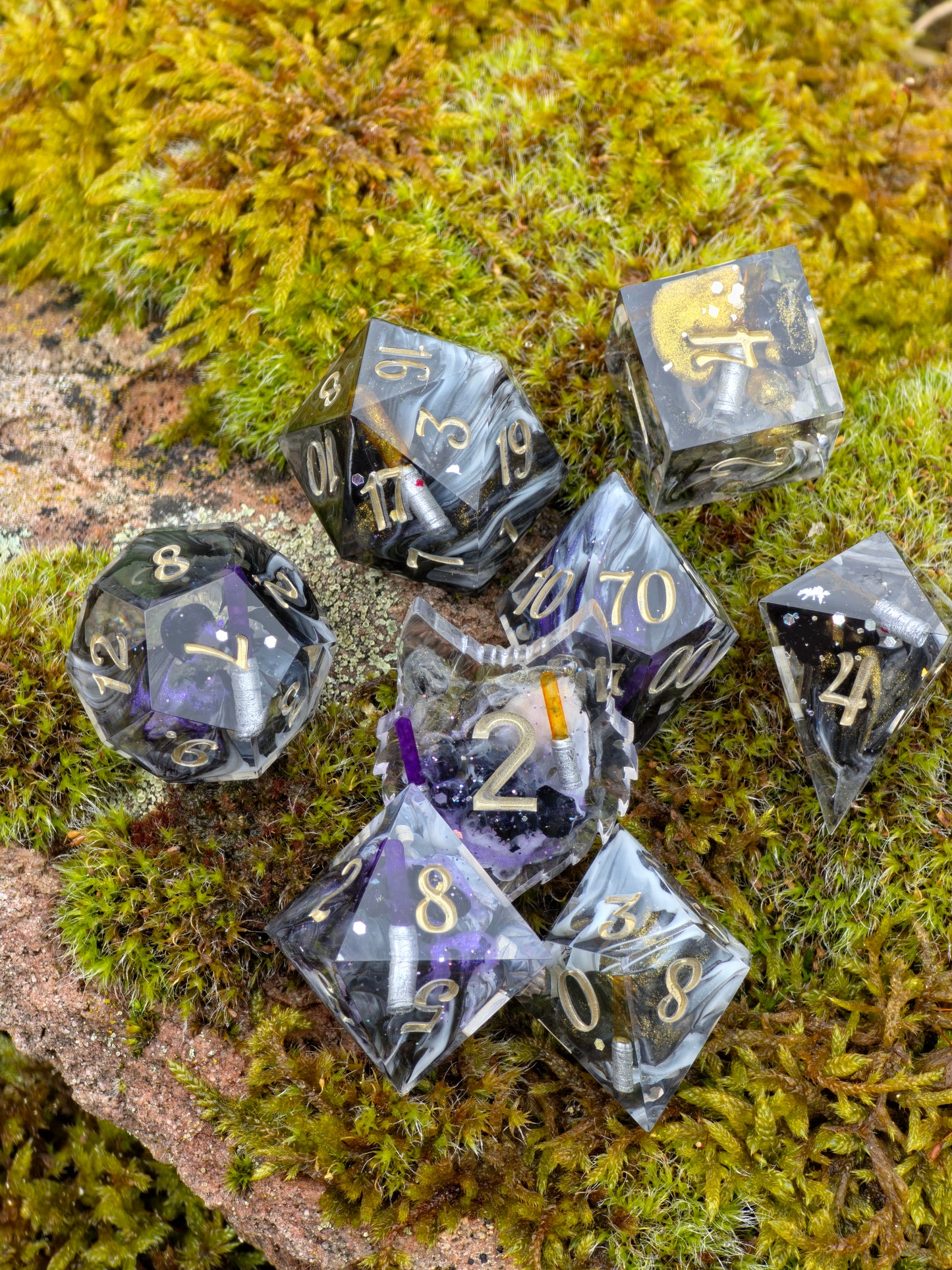 Polyedrisches Würfelset „Void Sabers“ – Handgemachte Resinwürfel mit Lichtklingen & Nebeleffekt | 8-teiliges DnD TTRPG Set