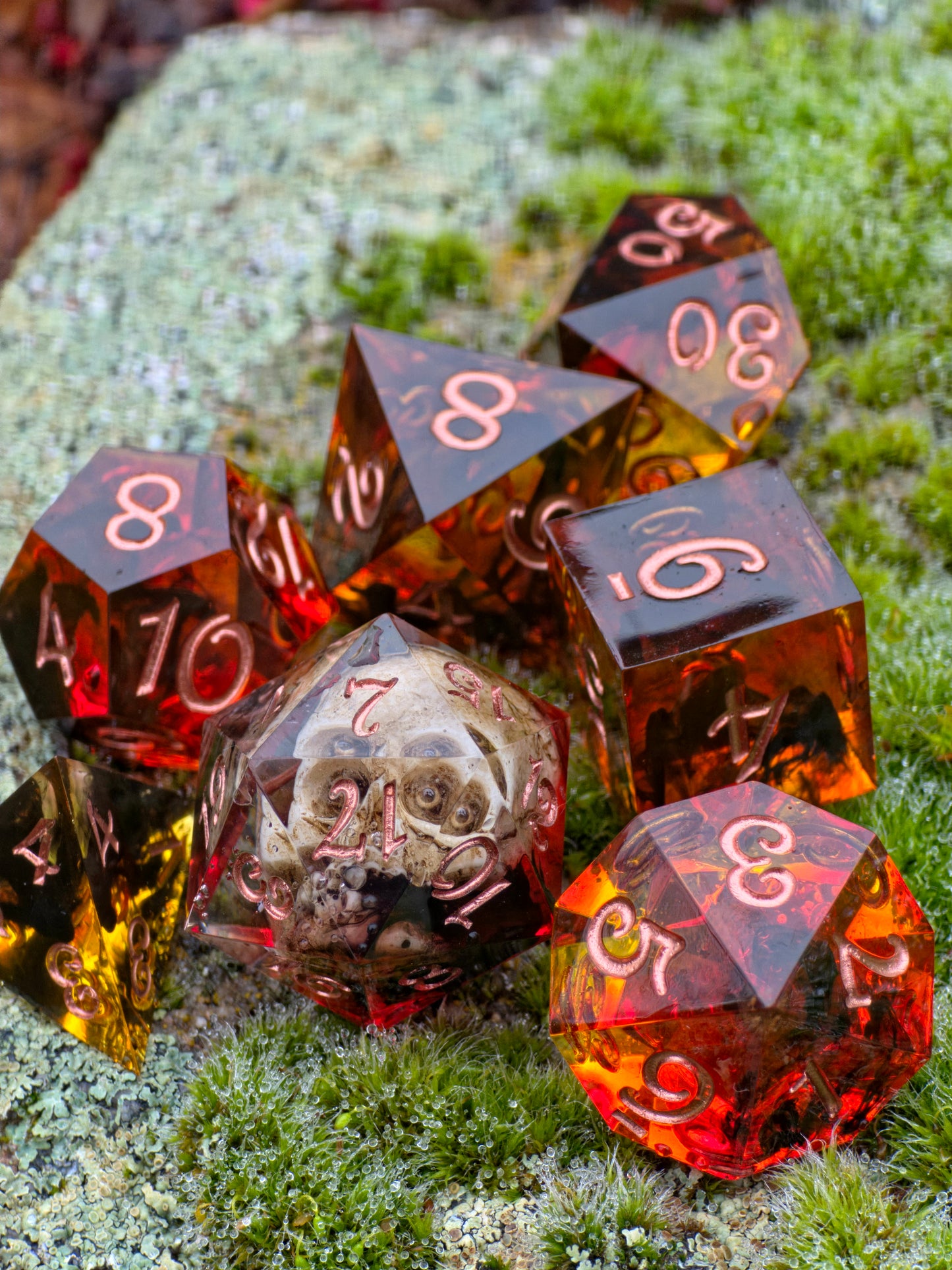 Ember Relic – Handgemachtes DnD Würfelset mit Schädel im D20 | Bernstein-Rote Resinwürfel mit Kupferzahlen | Dark Fantasy Polyhedral Dice Set