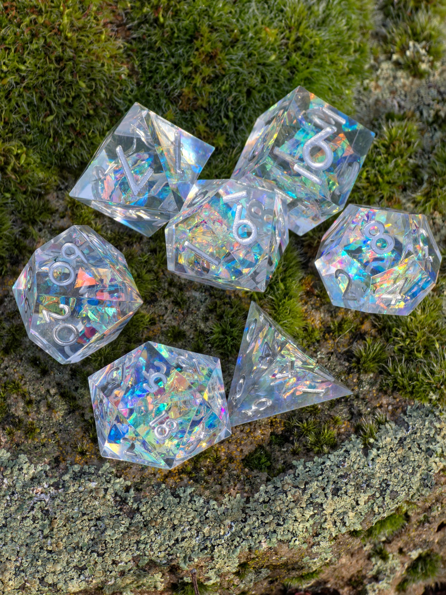 Aether Shards – Holografisches Crystal Dice Set | Klar Resin DnD Würfel mit Silberzahlen | Prismatic TTRPG Würfel | Handmade