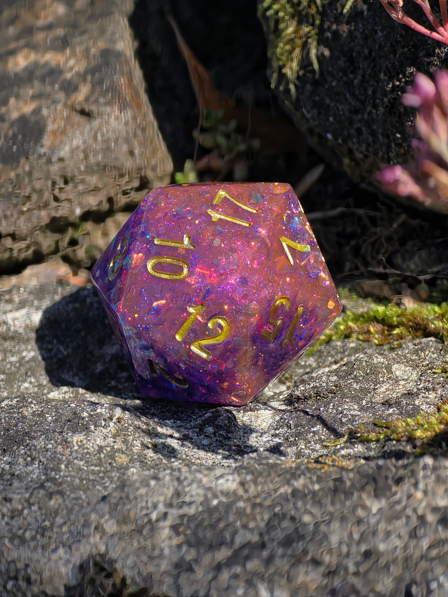 Polyedrischer D20 Würfel 35mm – L Format Chonk Dice | Handgemachter RPG Würfel in Violett Rosa mit Galaxy Schimmer & Goldzahlen für DnD