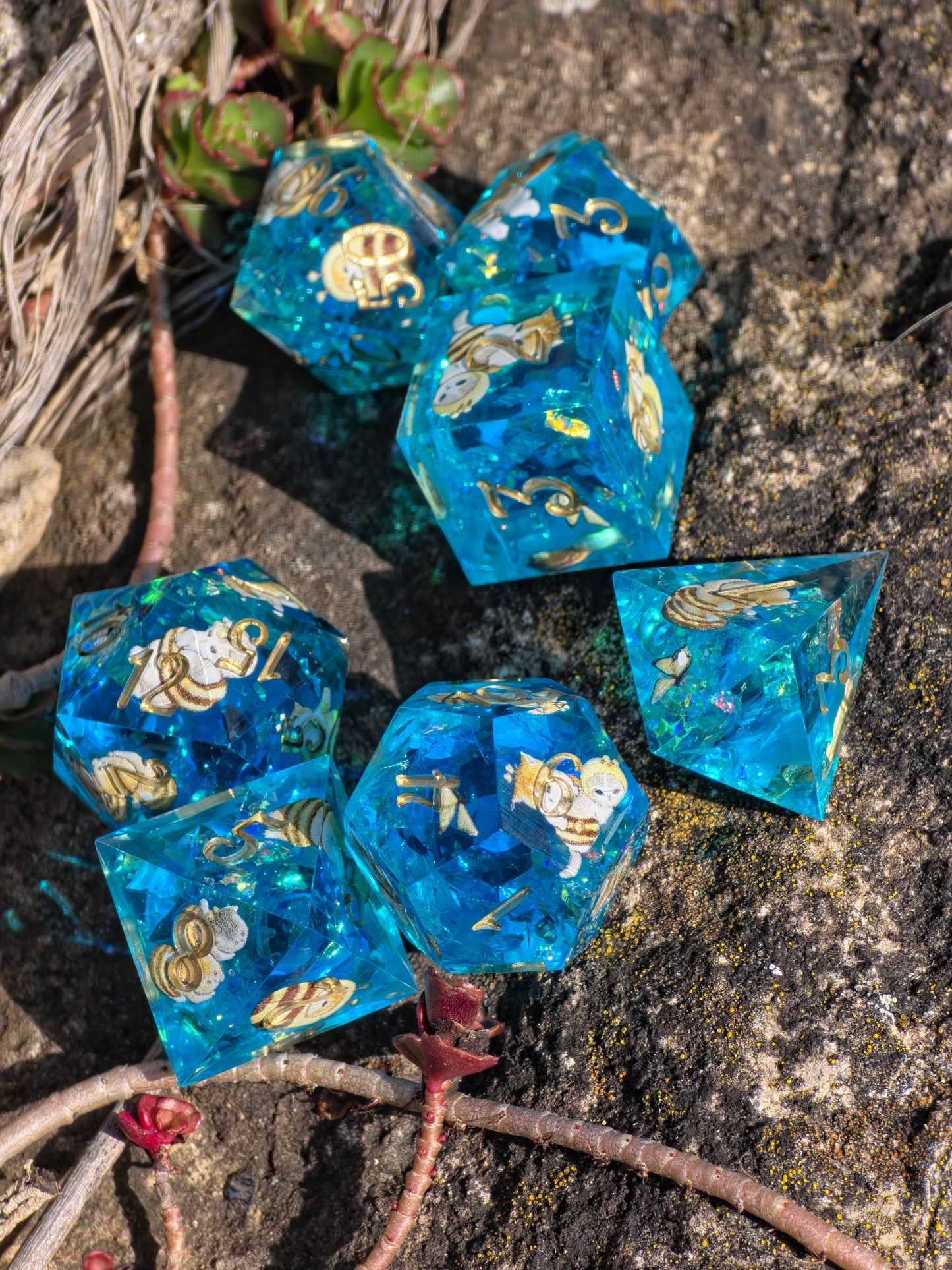 Bee Cat Dice Set – Süße Resin DnD Würfel mit Katzen & Bienen, 7er TTRPG Dice Set, Cute Handmade Dice, Fantasy Dice Set