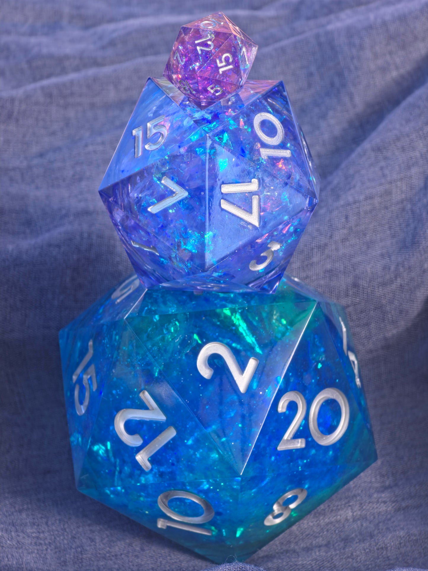 Polyedrischer Jumbo D20 Liquid Core Würfel 100 mm – Ocean Blue Türkis Glow Dice | Handgemachter XXL Resin Würfel mit Liquid Core Flüssig