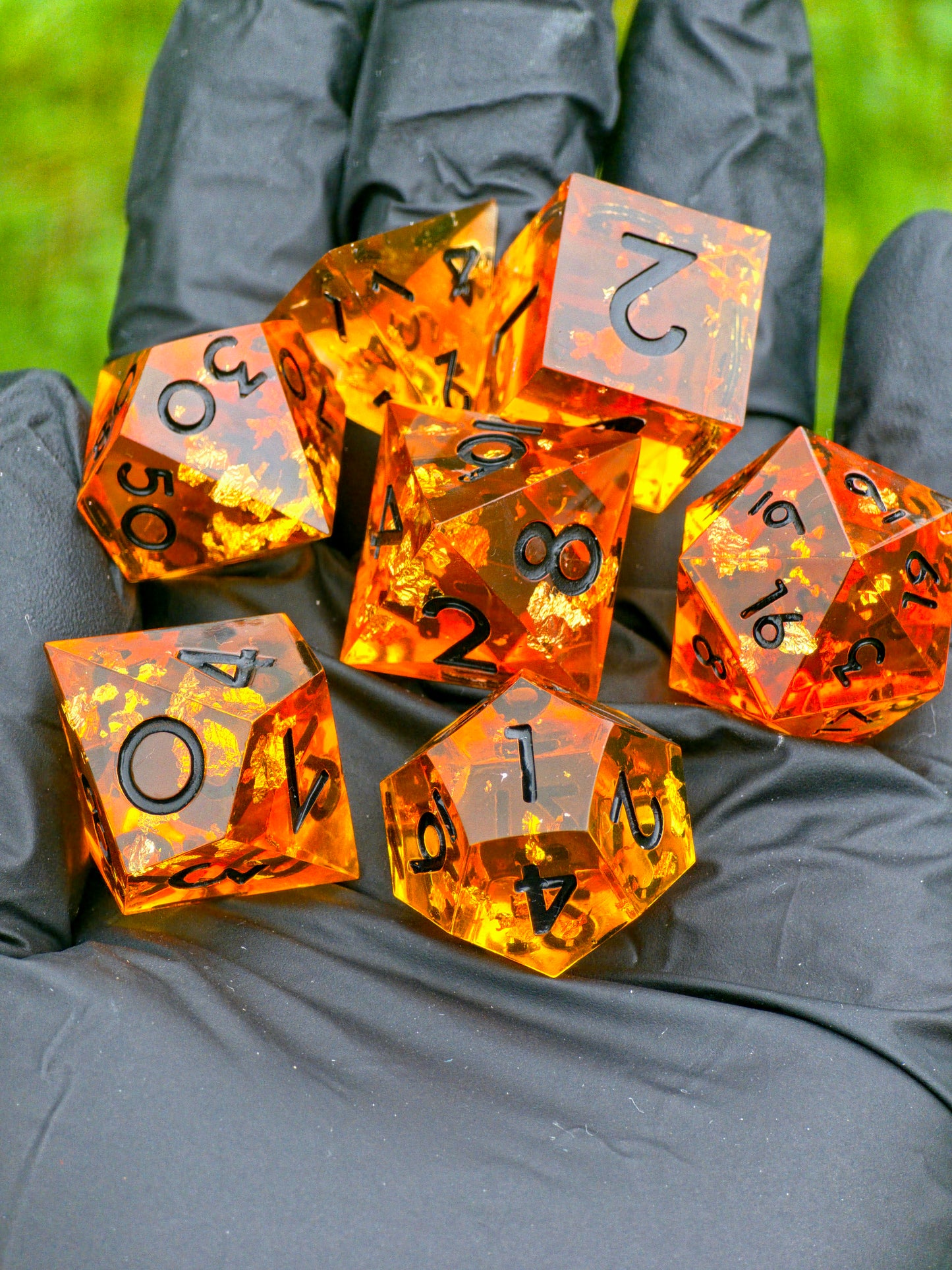 Polyedrisches DnD-Würfelset 7 Stück – Amber Glow Dice Set | Handgemachte Resin Würfel in Gold Orange Transparent mit Bernstein-Stil | TTRPG