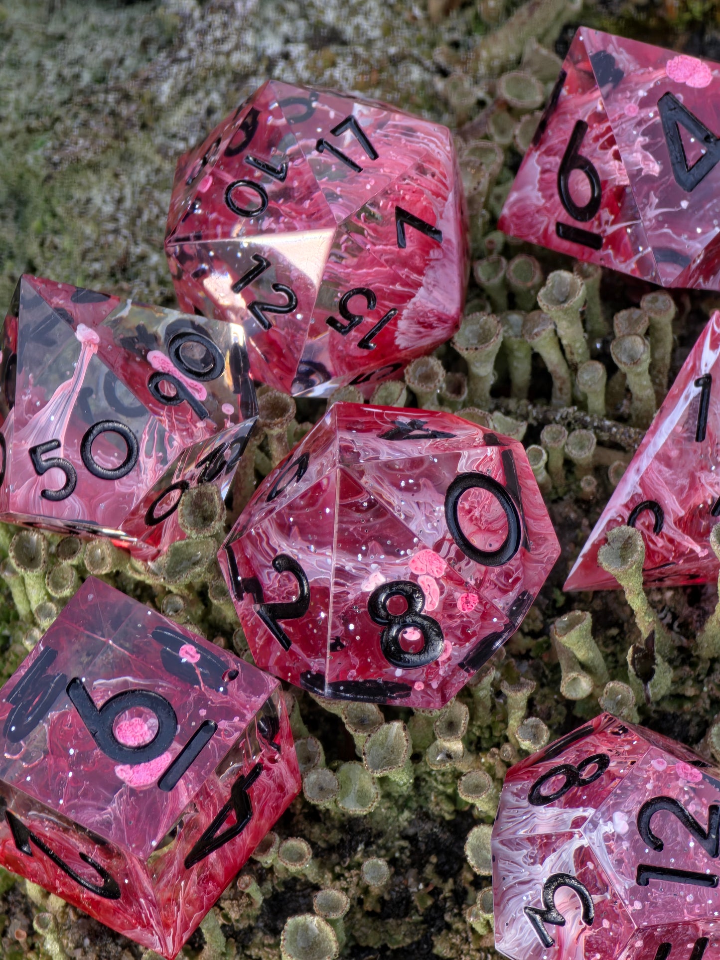 Crimson Venom – Handgemachtes DnD Würfelset rot mit Petri Effekt und schwarzen Zahlen | 7-teiliges Polyhedral Set | TTRPG Dice | Artisan Resin Dice