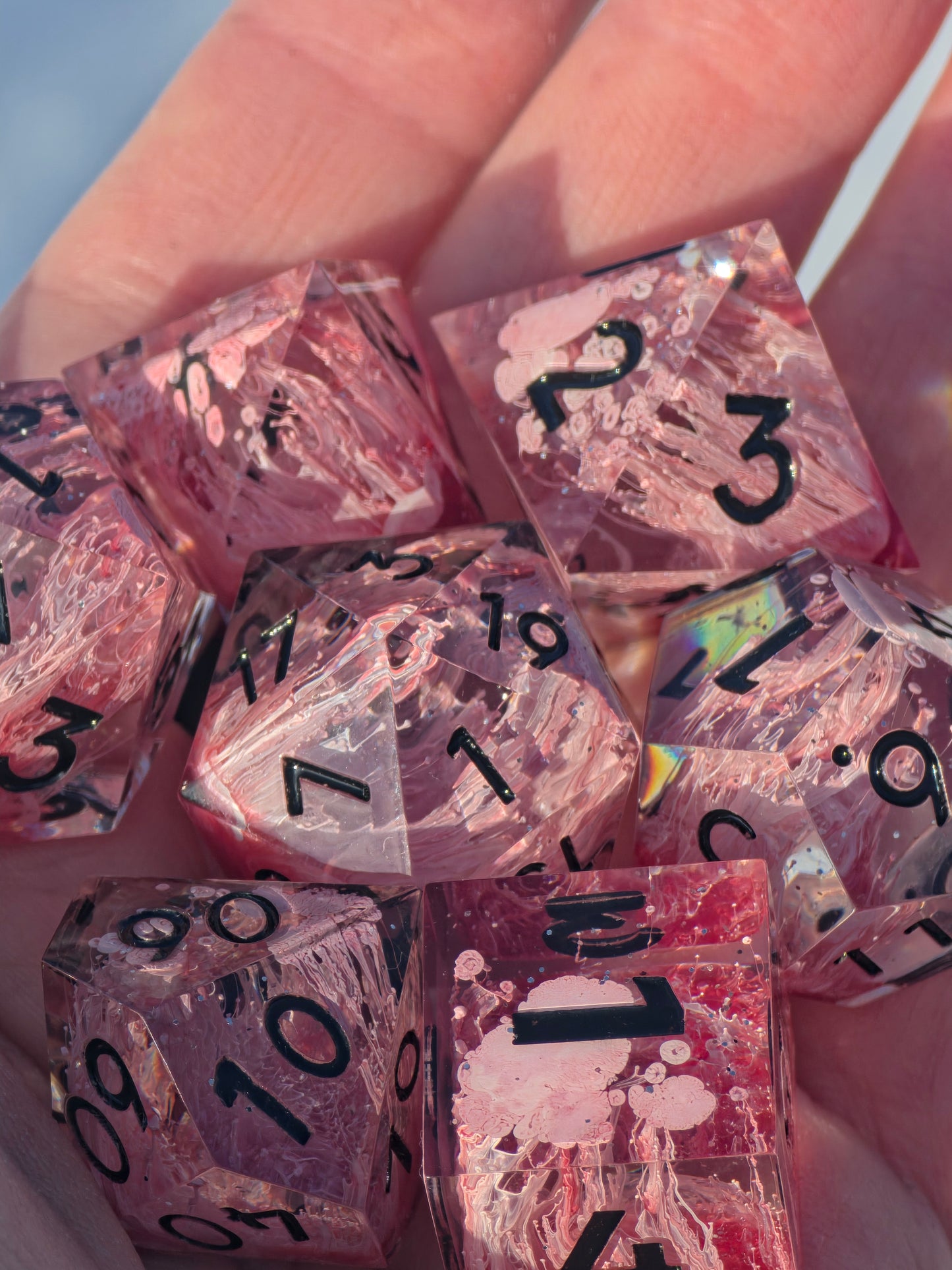 Polyedrisches Würfelset „Crimson Bloom“ – Handgemachte Resinwürfel mit rotem & weißem Petri-Effekt | DnD Dice Set TTRPG