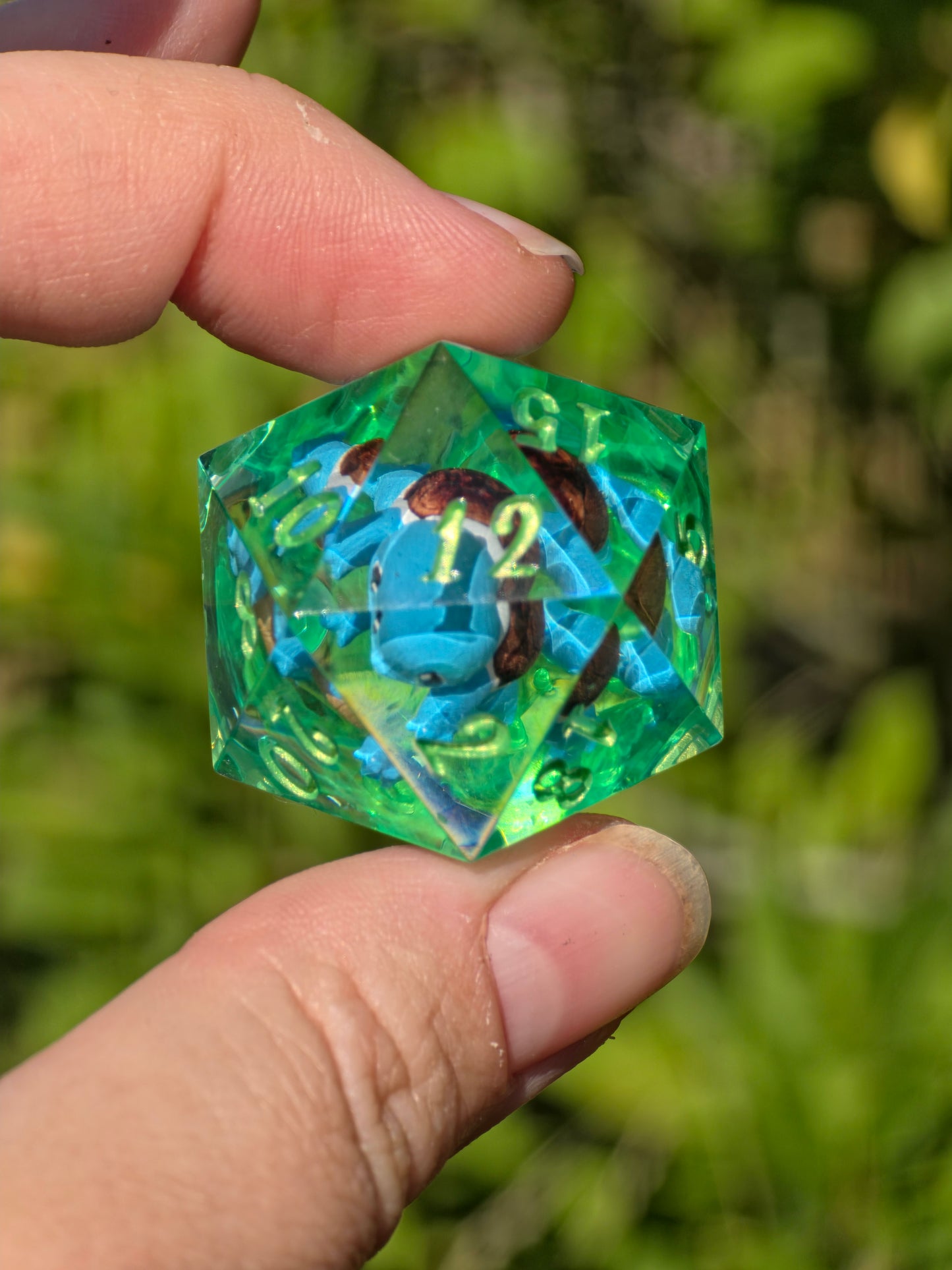 Shiggy – Toxic Lagoon D20 35 mm – Pokémon-inspirierter Resin Würfel in Neon Acid Green | Handgefertigter Chonk DnD Würfel