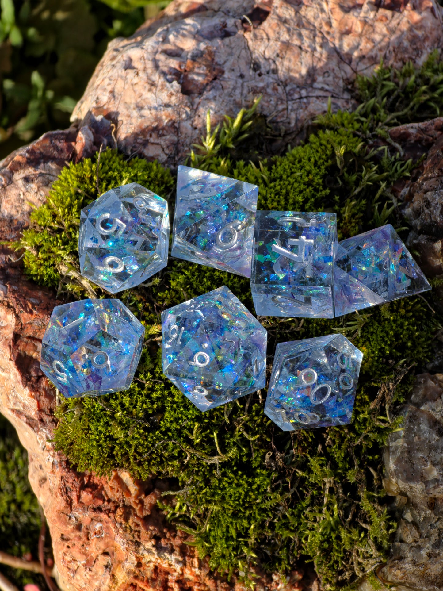 Polyedrisches Würfelset „Frozen Aurora“ – Handgemachte Resinwürfel mit Eisblau-Opal Effekt | DnD Dice Set Pen and Paper TTRPG | Gefrorenes Nordlicht Würfelset