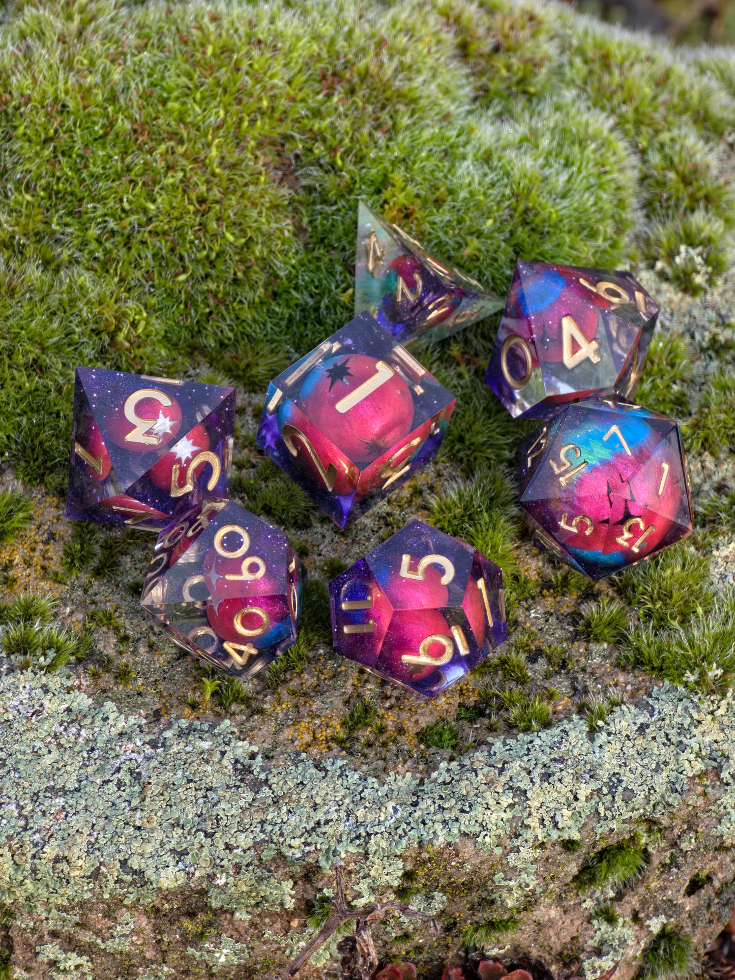 Astral Realms – Relikte der Sternenfürsten | Galaxy Planet Dice Set | Handmade Resin DnD Würfel mit goldenen Zahlen | Premium TTRPG Dice