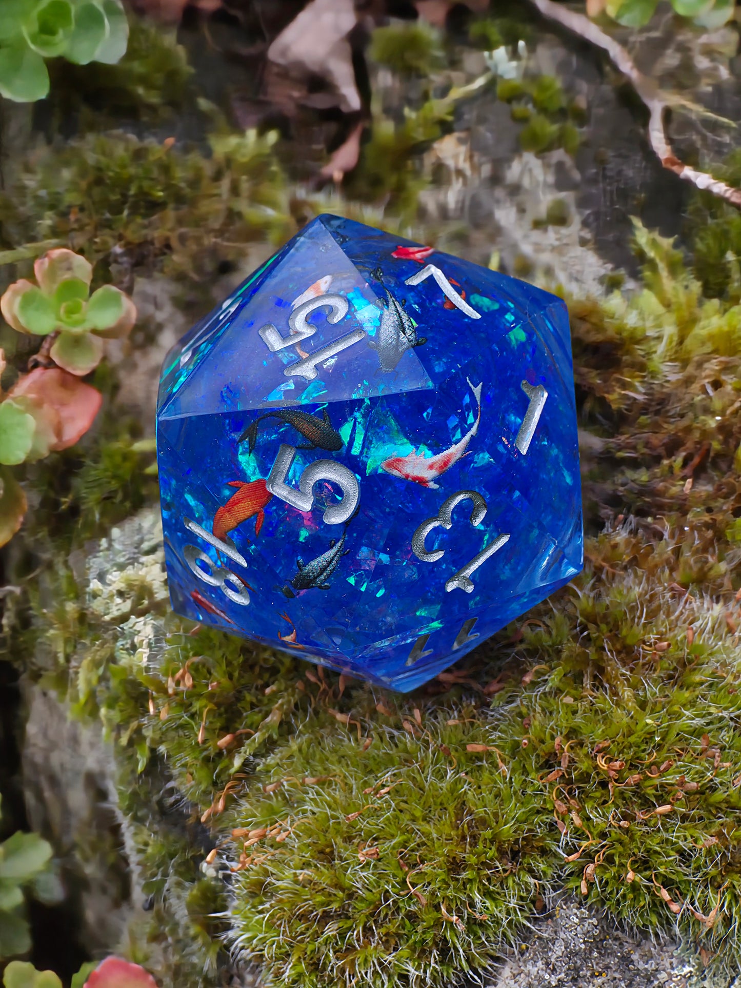 Chonk Polyedrischer D20 Würfel 35mm – Liquid Core mit Koi Fischen im See/Teich – Handgemachter Resin Würfel für DnD, TTRPG & Sammler