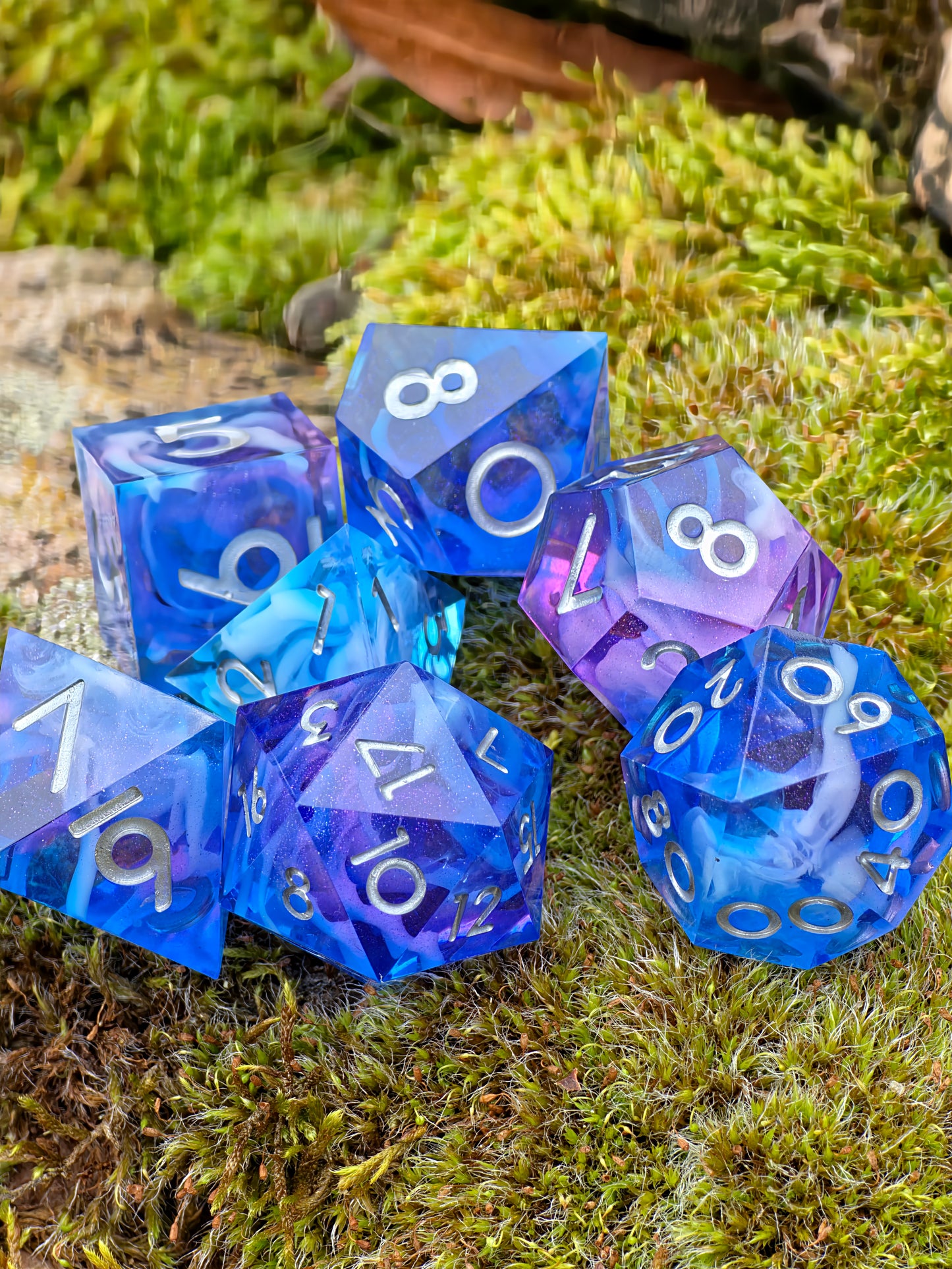 Polyedrisches Aurora Nebula DnD Würfelset 7 Stück – Mystic Sky Dice | Handgemachte Resin Würfel in Blau Lila Rosa mit Cloud Effekt | TTRPG D
