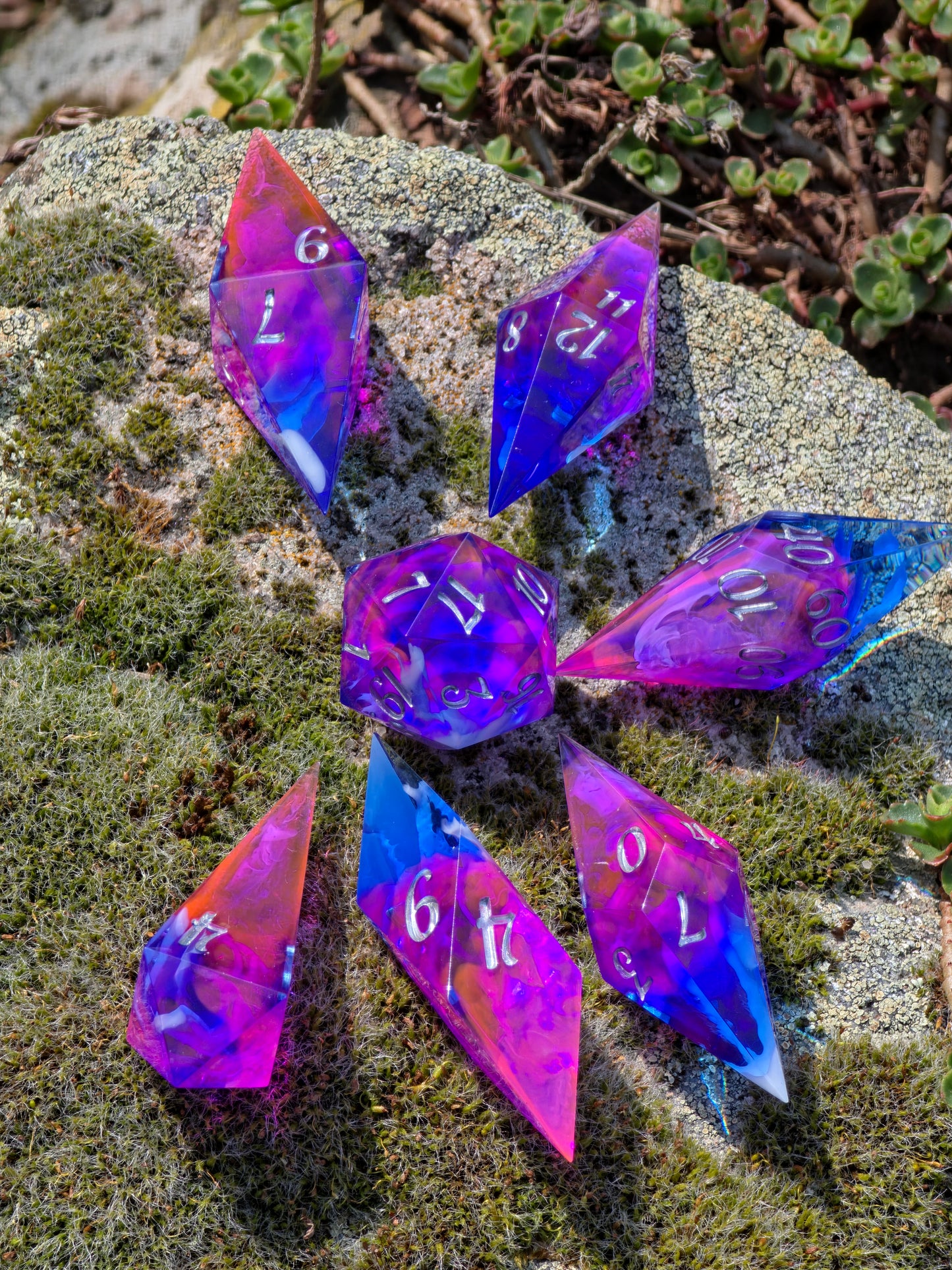 Elongated Dice Set „Nebula Shards“ – 7er Set Resin Würfel mit Cloud Nebula Effekt, Silber Zahlen | Handmade Sharp Edge TTRPG Dice