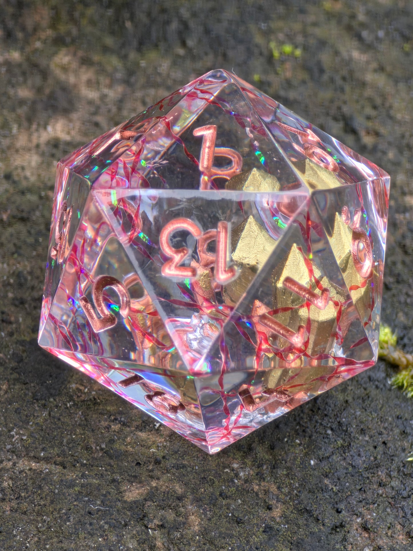 Goldherz des Orakels – Mystischer Kristall D20 (28 mm)