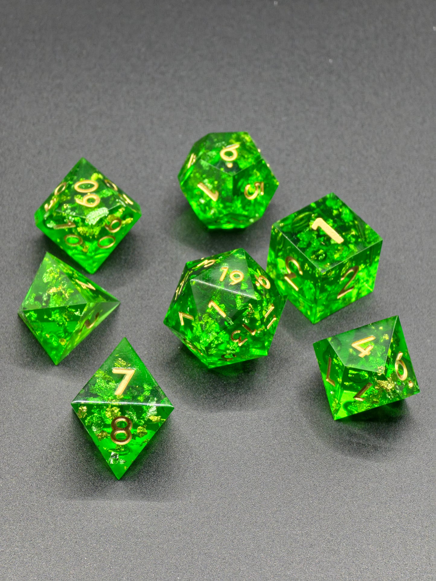 Polyedrisches DnD Würfelset Smaragdgrün – Handgemachte Resinwürfel mit Goldflocken | DnD Pen and Paper TTRPG | Edelstein Effekt Set