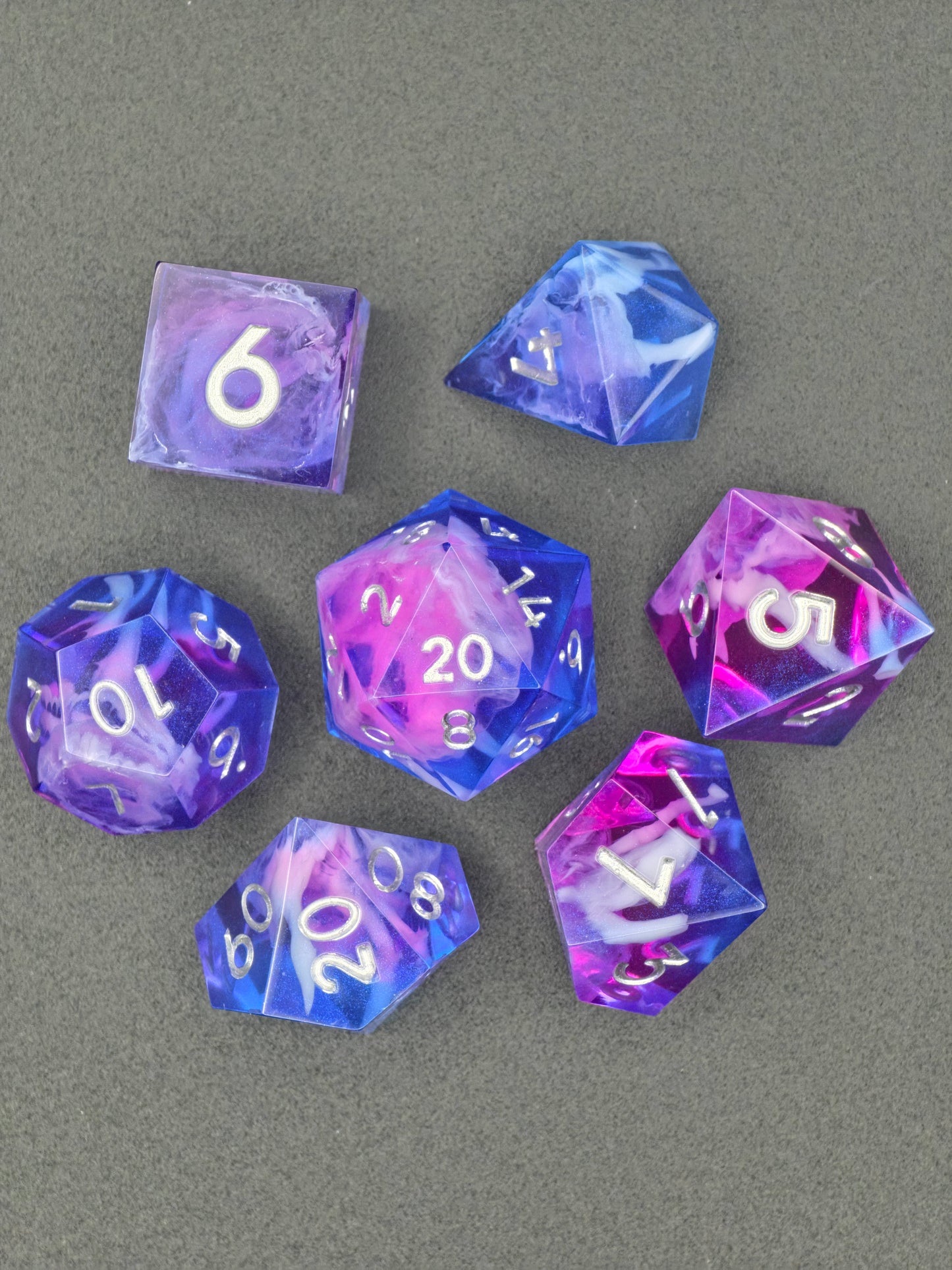 Amethyst Tide – Blau-Violettes Nebula Resin Würfelset | 7-teilig