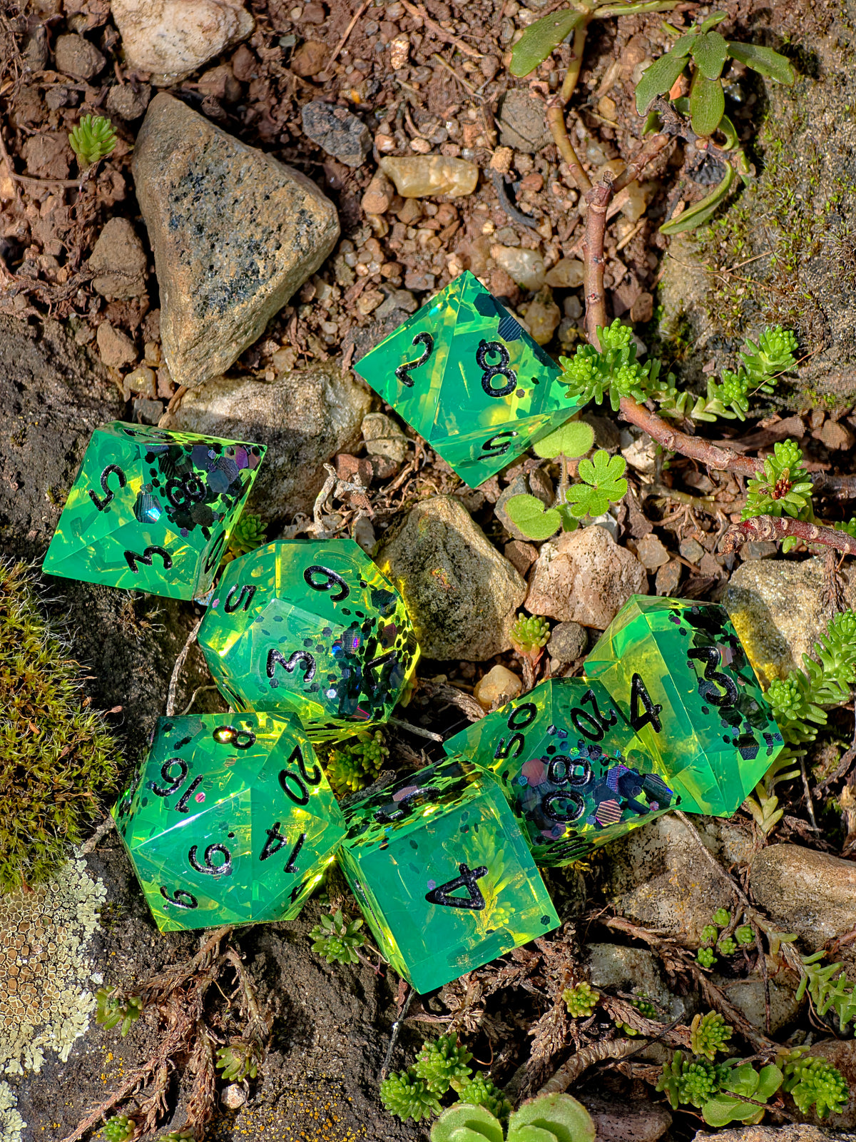 Uranium Glass – Toxic Emerald Würfelset – 7-teiliges DnD Resin Dice Set | Giftgrüne Fantasy Würfel mit schwarzen Zahlen | Handmade RPG Dice