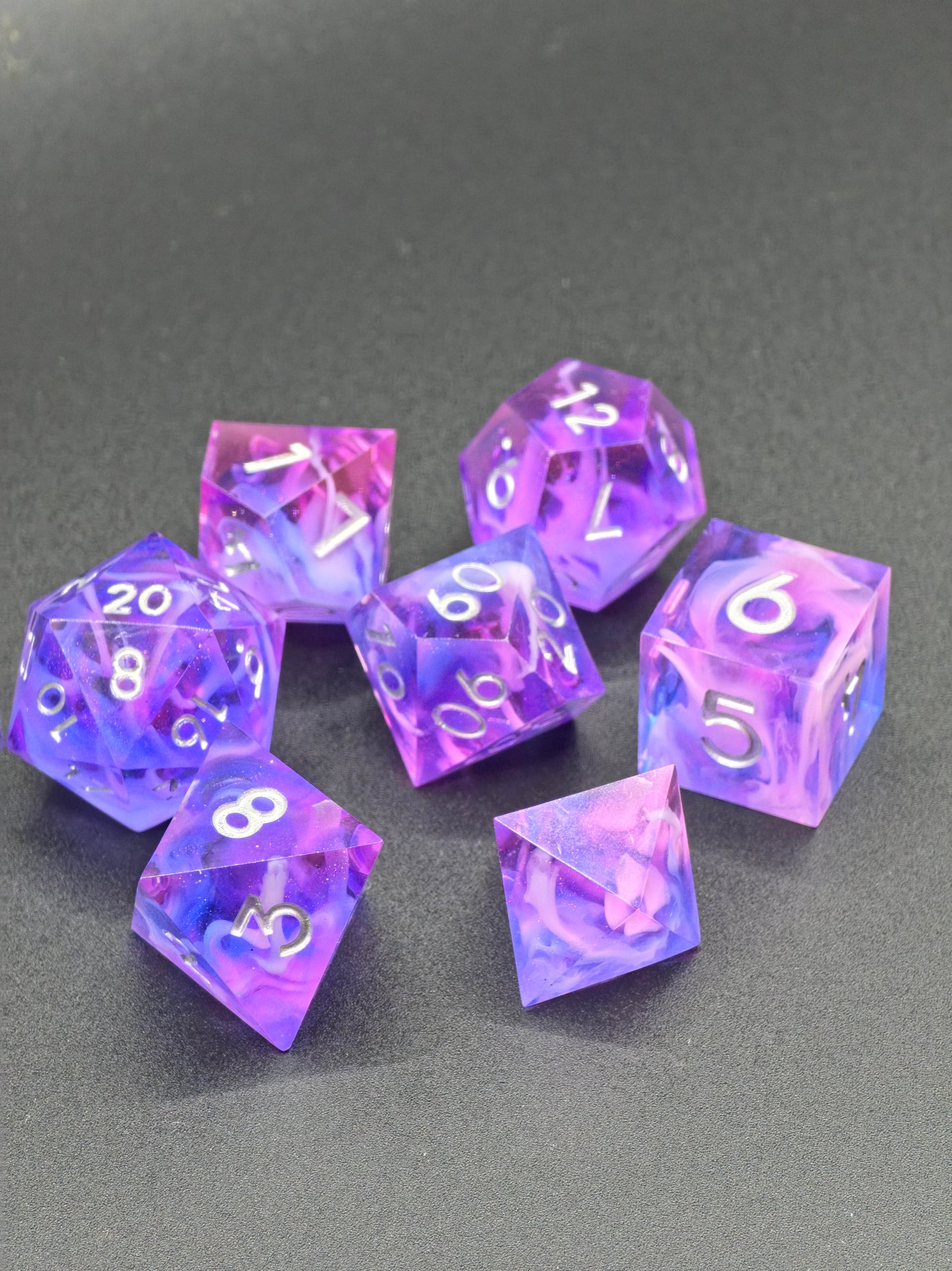Polyedrisches Würfelset „Violet Cloud Nebula“ – Handgemachte Resinwürfel rosa-lila mit Nebel Effekt | DnD Dice Set TTRPG