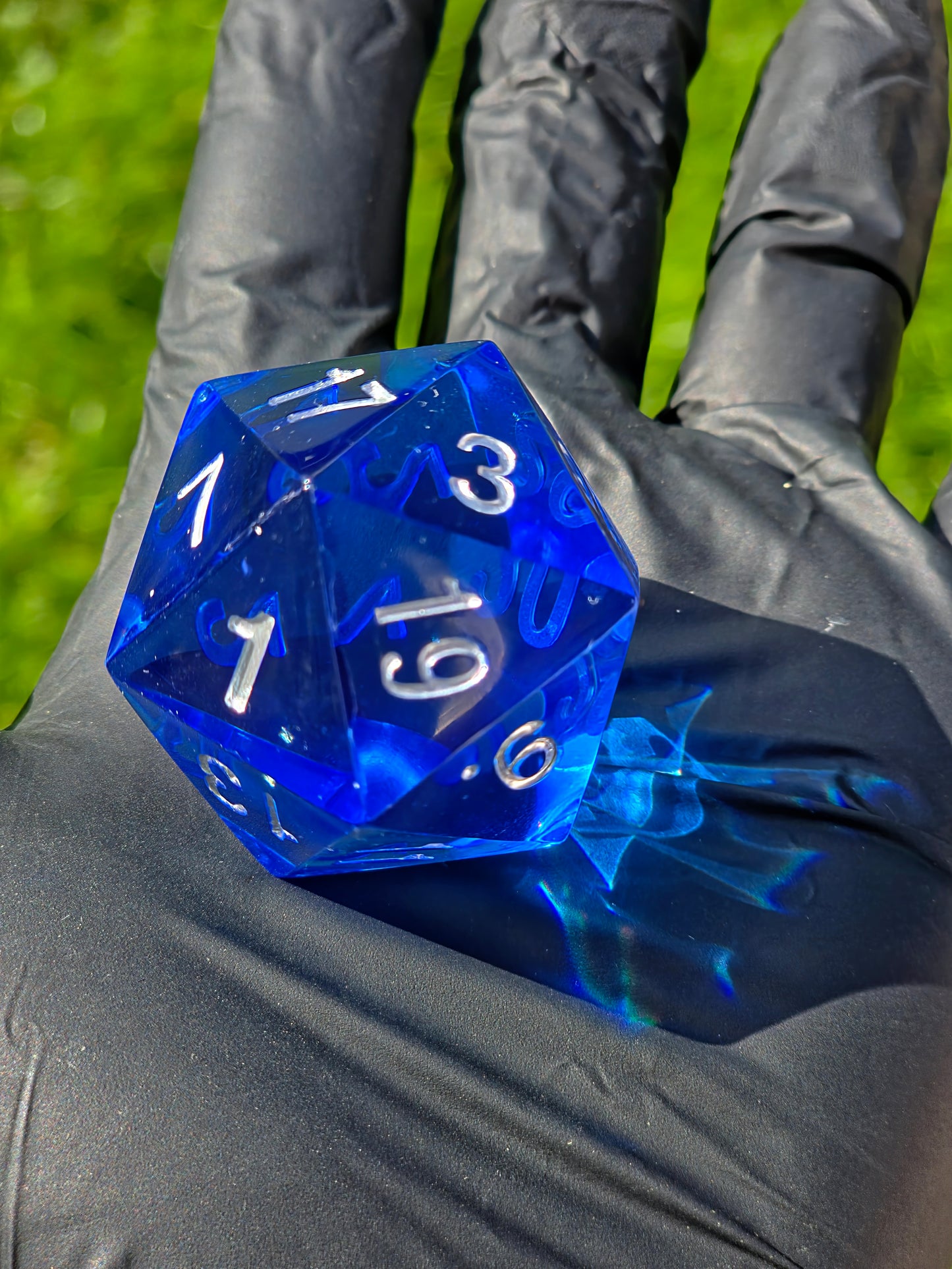 Großer Polyedrischer D20 Würfel 35 mm – Ocean Blue Crystal Dice | Handgemachter Resin Würfel in Tiefblau mit Silberzahlen | TTRPG DnD