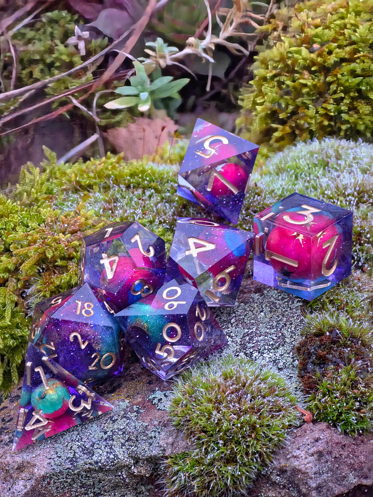 Astral Realms – Relikte der Sternenfürsten | Galaxy Planet Dice Set | Handmade Resin DnD Würfel mit goldenen Zahlen | Premium TTRPG Dice