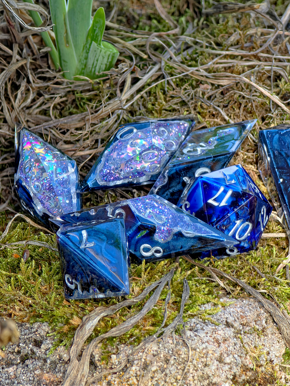 Celestial Sapphire – Shattered Starlight Blue Galaxy Geode Würfelset – 7-teiliges DnD Dice Set | Funkelnde Kristall Würfel in Dunkelblau & Silber | Handmade Resin Dice