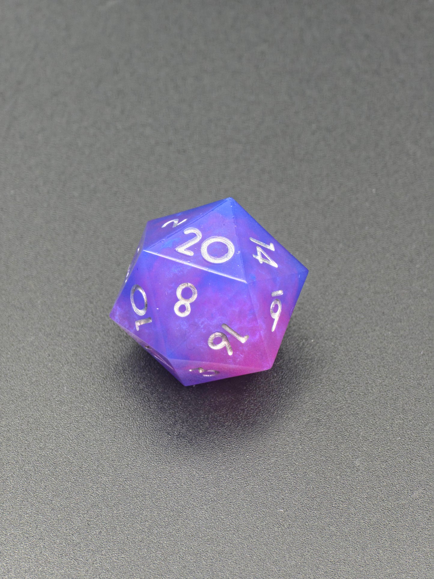 Aetherfall D20 – Handgemachter lila-blauer Resinwürfel mit Silberzahlen | Einzeln D20 Standardgröße | DnD Würfel | TTRPG Dice