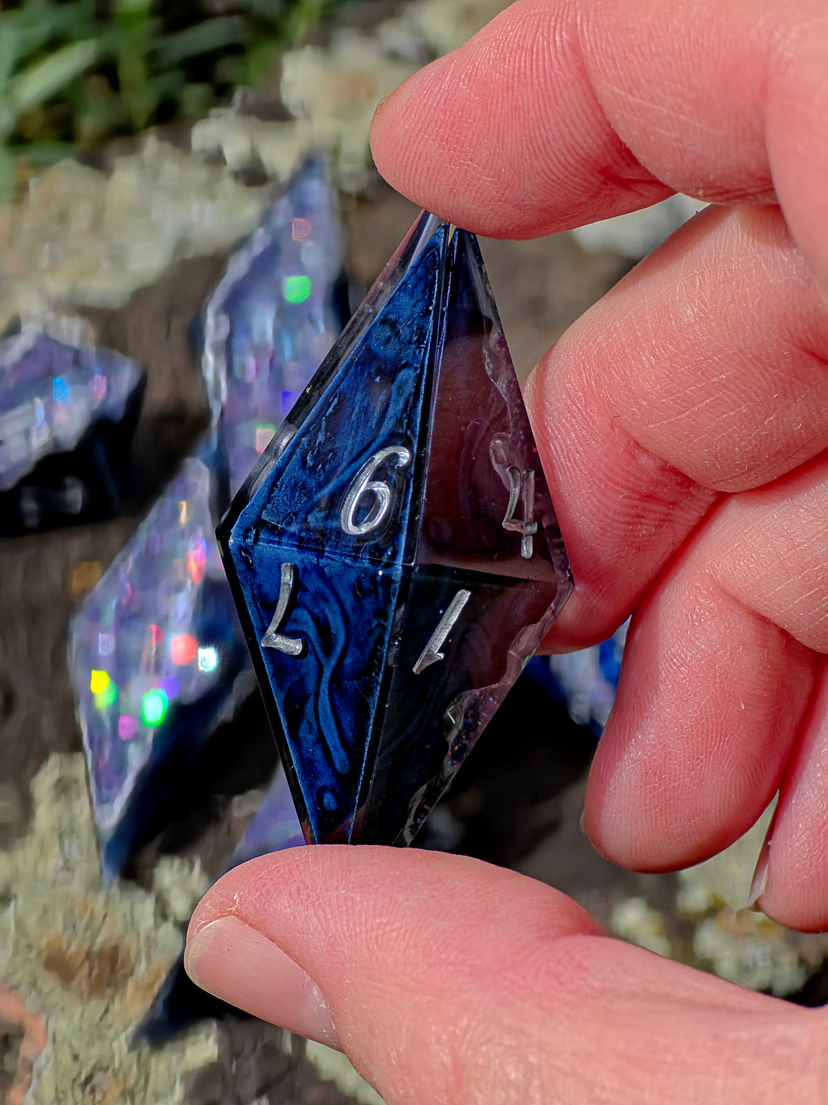 Celestial Sapphire – Shattered Starlight Blue Galaxy Geode Würfelset – 7-teiliges DnD Dice Set | Funkelnde Kristall Würfel in Dunkelblau & Silber | Handmade Resin Dice