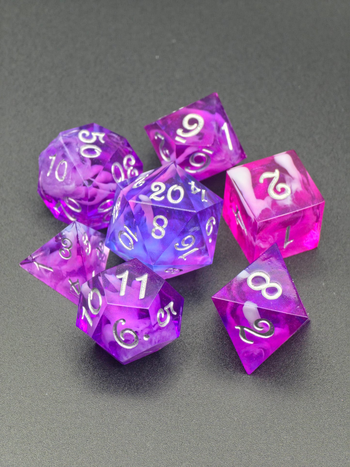 Violet Veil – Handgemachtes Polyedrisches Würfelset aus Resin | Lila Nebula & Cloud Effekt | Fantasy DnD Dice Set TTRPG