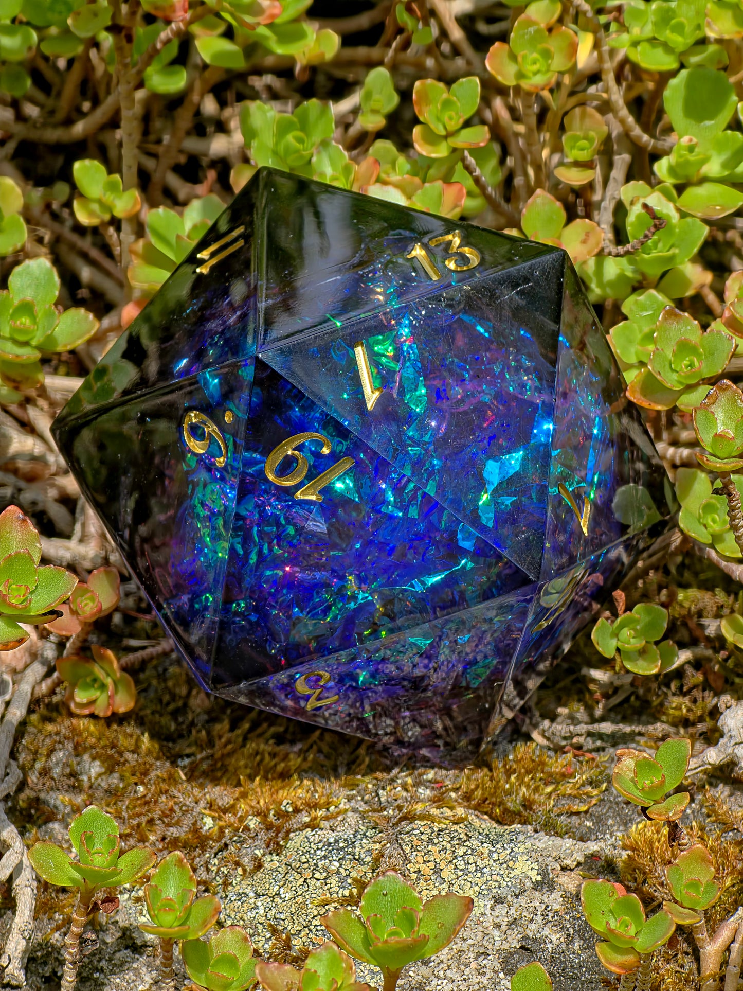 Voidheart Opal - Black Opal with Lilac Splash – 65 mm Chonk D20, Handgemachter Sharp Edge Resin Würfel (Lio)