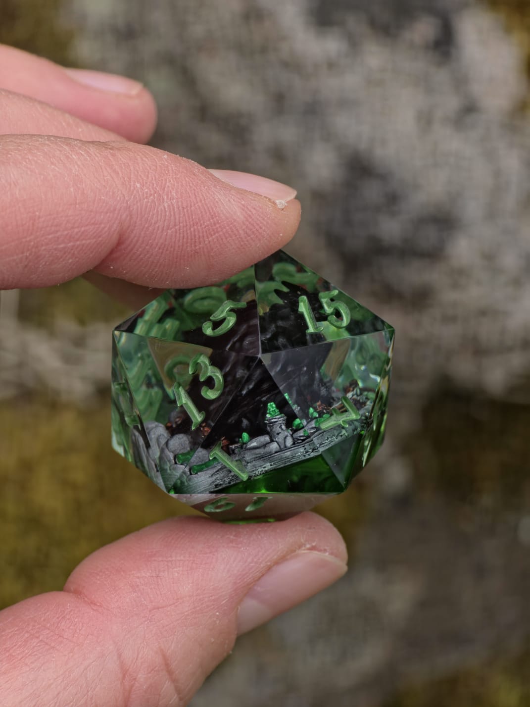 Nachtschatten D20 35mm – Handgemachter Resin Dragon Dice inspiriert von Ohnezahn aus How to Train Your Dragon, Schwarzer Drache Fantasy Würfel