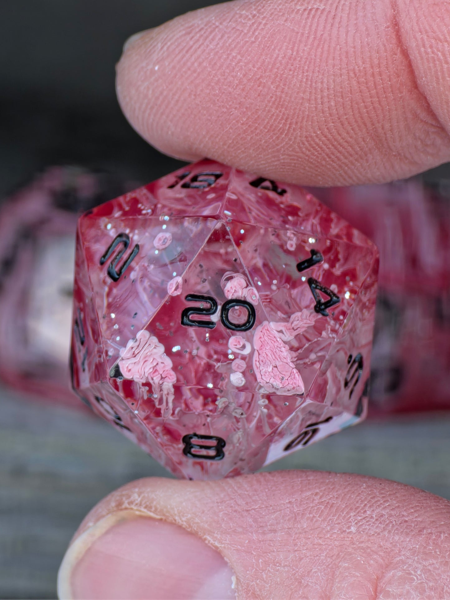 Würfelset „Sanguis Veil“ – Handgemachtes Petri Dice Set in Tiefrot mit organischem Nebeleffekt | DnD TTRPG Würfel