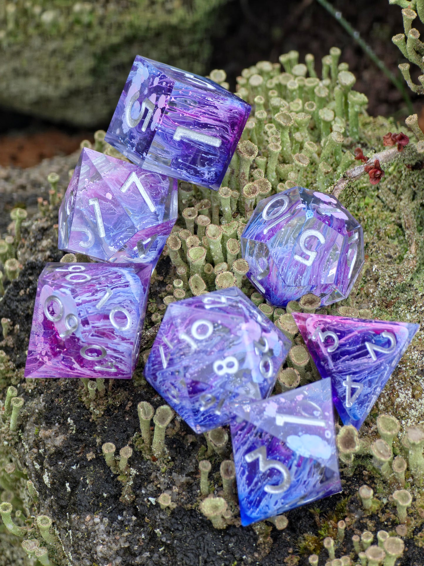 Nebula Bloom – Handgemachtes DnD Würfelset violett mit Petri Effekt und silbernen Zahlen | 7-teiliges Polyhedral Set | TTRPG Dice | Artisan Resin Dice