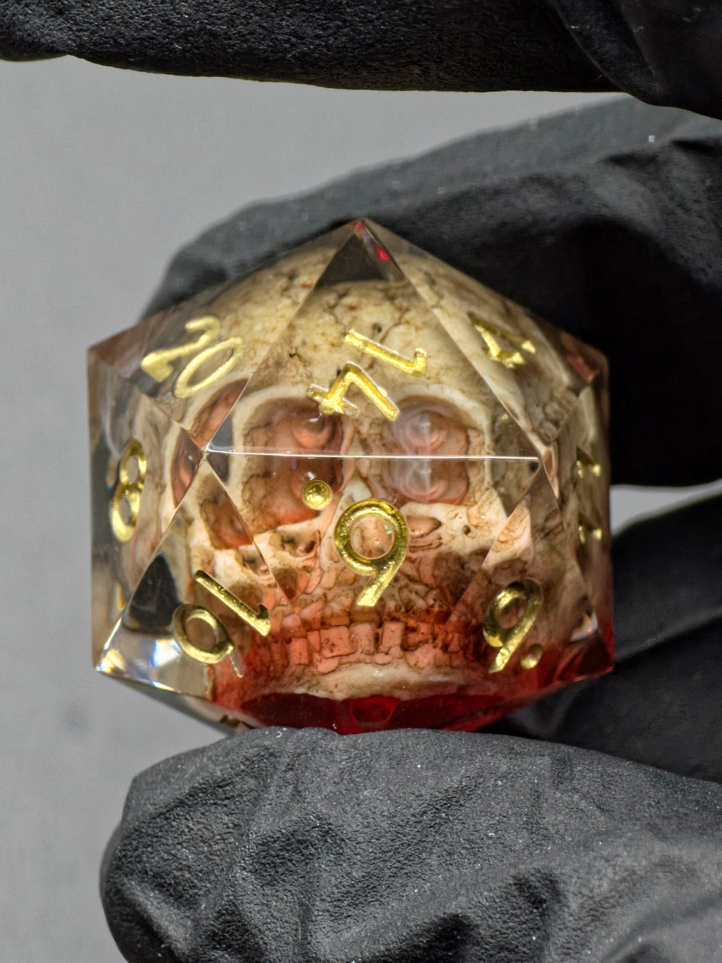 Relic of the Fallen – 7-teiliges DnD Würfelset mit eingebettetem Schädel im D20 | Schwarze Resinwürfel mit Goldzahlen | Polyhedral Dice Set TTRPG