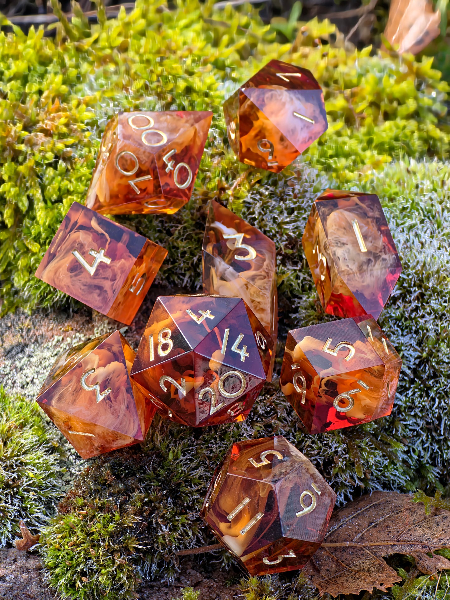 Caramel Ember Nebula – Polyedrisches Würfelset | Amber-Karamell Cloud Effekt | Handmade Resin DnD Dice Set mit goldenen Zahlen | TTRPG Würfel