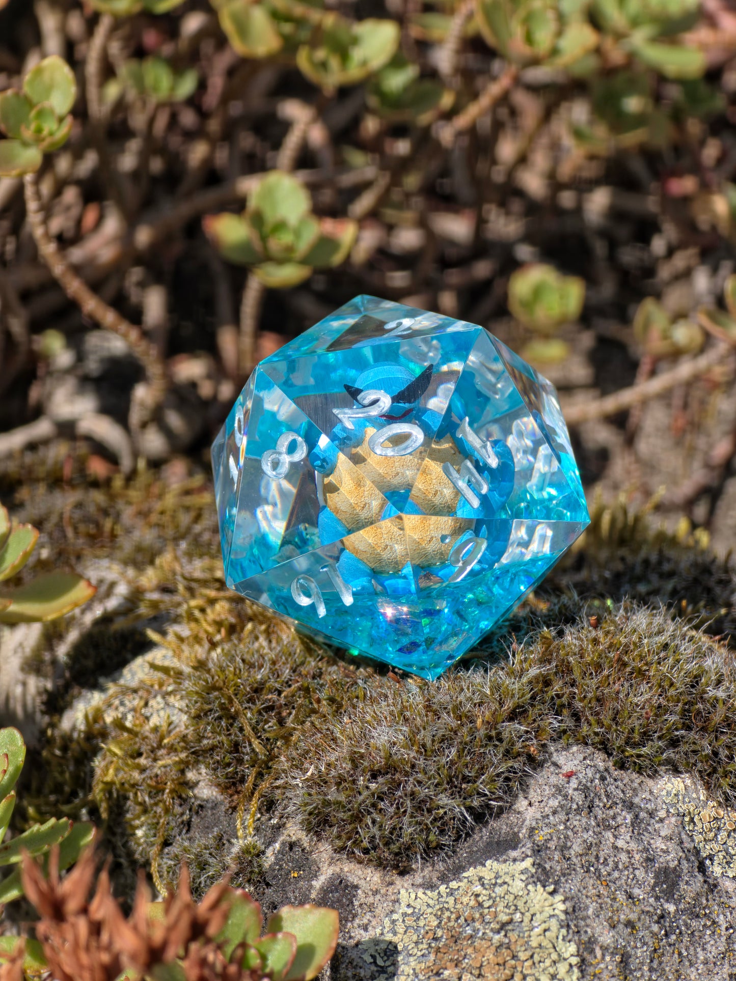 Shiggy – Summer Splash D20 40 mm – Pokémon-inspirierter Resin Würfel mit Sonnenbrille XL DnD Sammlerwürfel