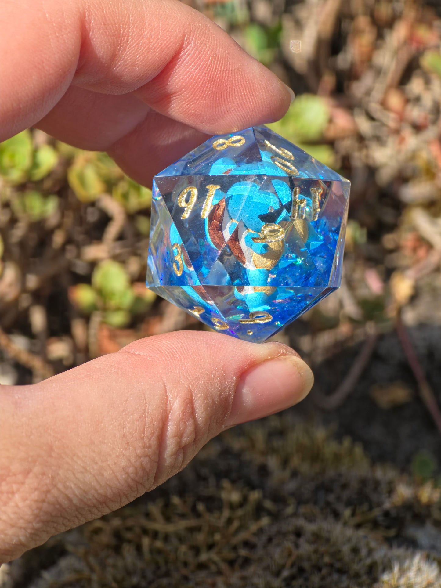 Shiggy – Summer Galaxy D20 35 mm – Pokémon-inspirierter Resin Würfel mit Sonnenbrille | Galaxy Design | Handgefertigter DnD Würfel