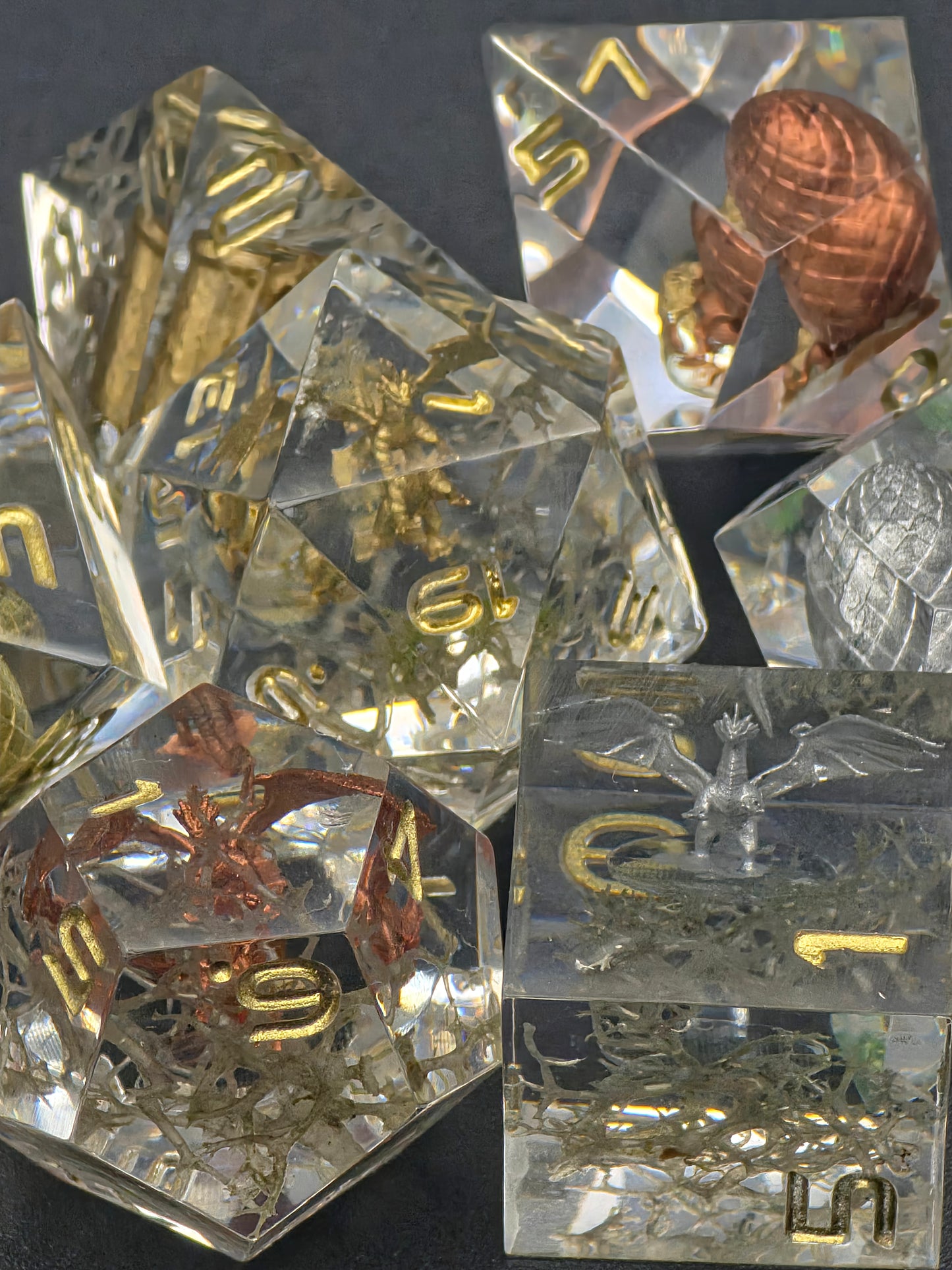 Würfelset „Hort der Uralten Drachen“ – Handgemachtes Resin Dice Set mit Drachen- & Ei-Dioramen | DnD TTRPG Würfel