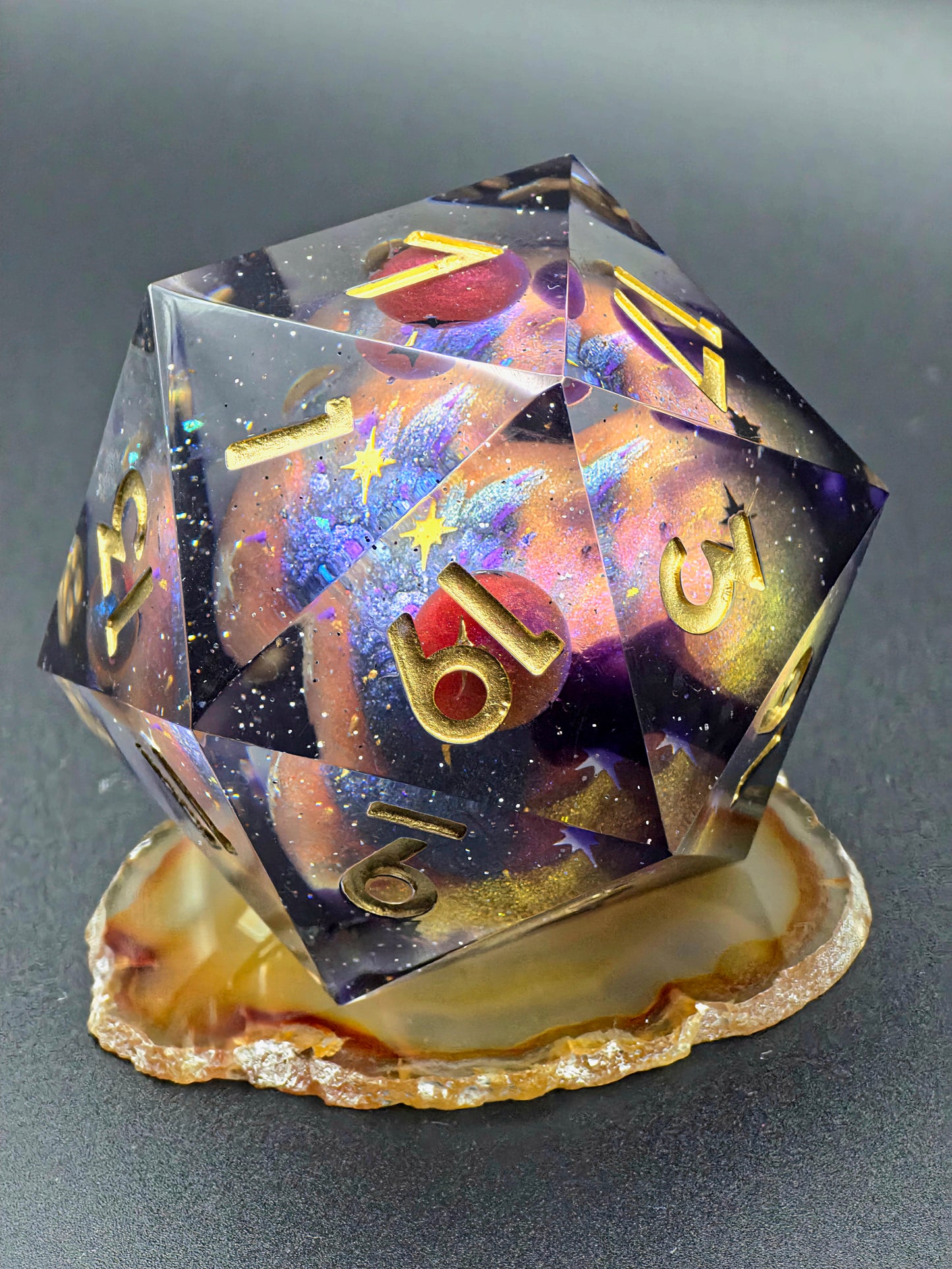 Großer Polyedrischer D20 „Celestial Sphere“ 55 mm – Handgefertigter Premium-Resinwürfel mit 4 Planeten & Galaxy Effekt | Einzelstück | DnD