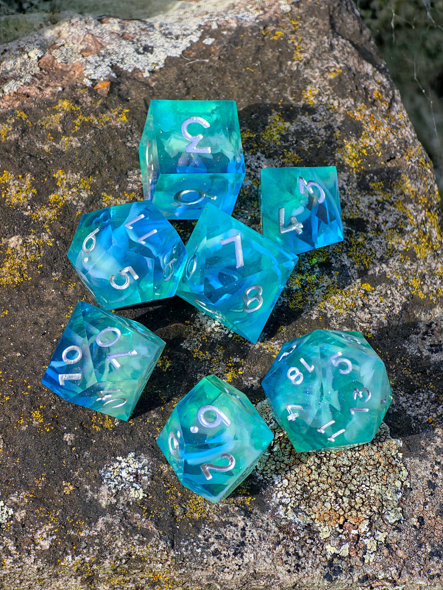 Polyedrischer DnD Würfelset 7 Stück – Ocean Mist Cloud Dice | Handgemachte Resin Würfel in Blau Türkis Zitronen Transparent mit Cloud-Effekt